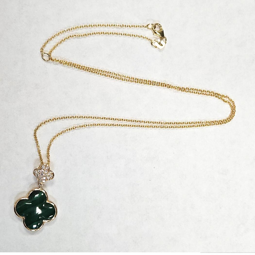 Effy - Collier trèfle en or jaune 18 carats avec malachite et diamants
Élégant et raffiné, cet authentique collier Effy est réalisé en or jaune massif 18kt et présente un double trèfle symbolique. Le plus grand trèfle mesure environ 16,35 mm et est
