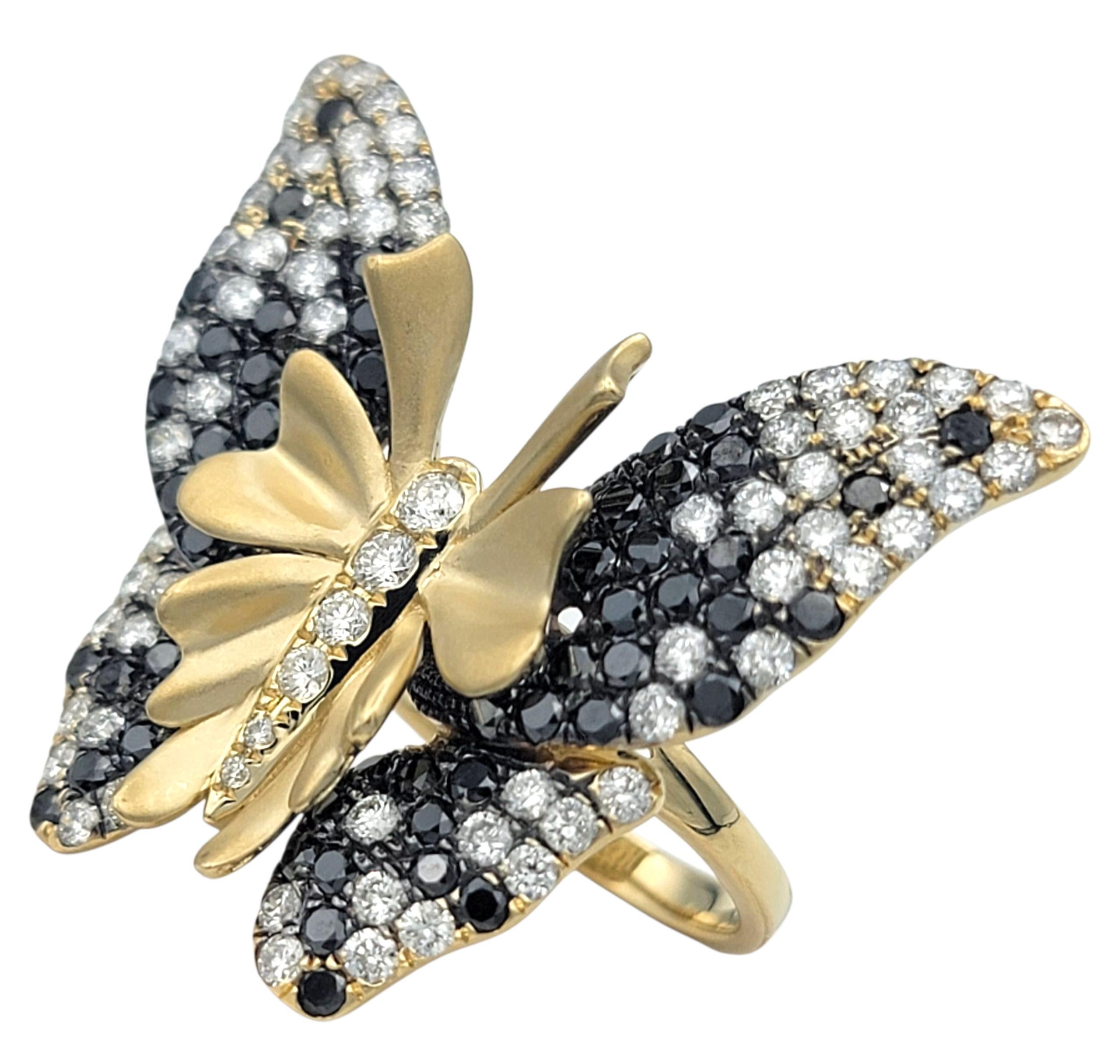 Cette fabuleuse bague papillon Effy est réalisée en or jaune 14 carats brossé et sertie d'un ensemble de diamants de taille ronde dans des tons contrastés de blanc et de noir. Le design/One est à la fois saisissant et raffiné, les ailes scintillant