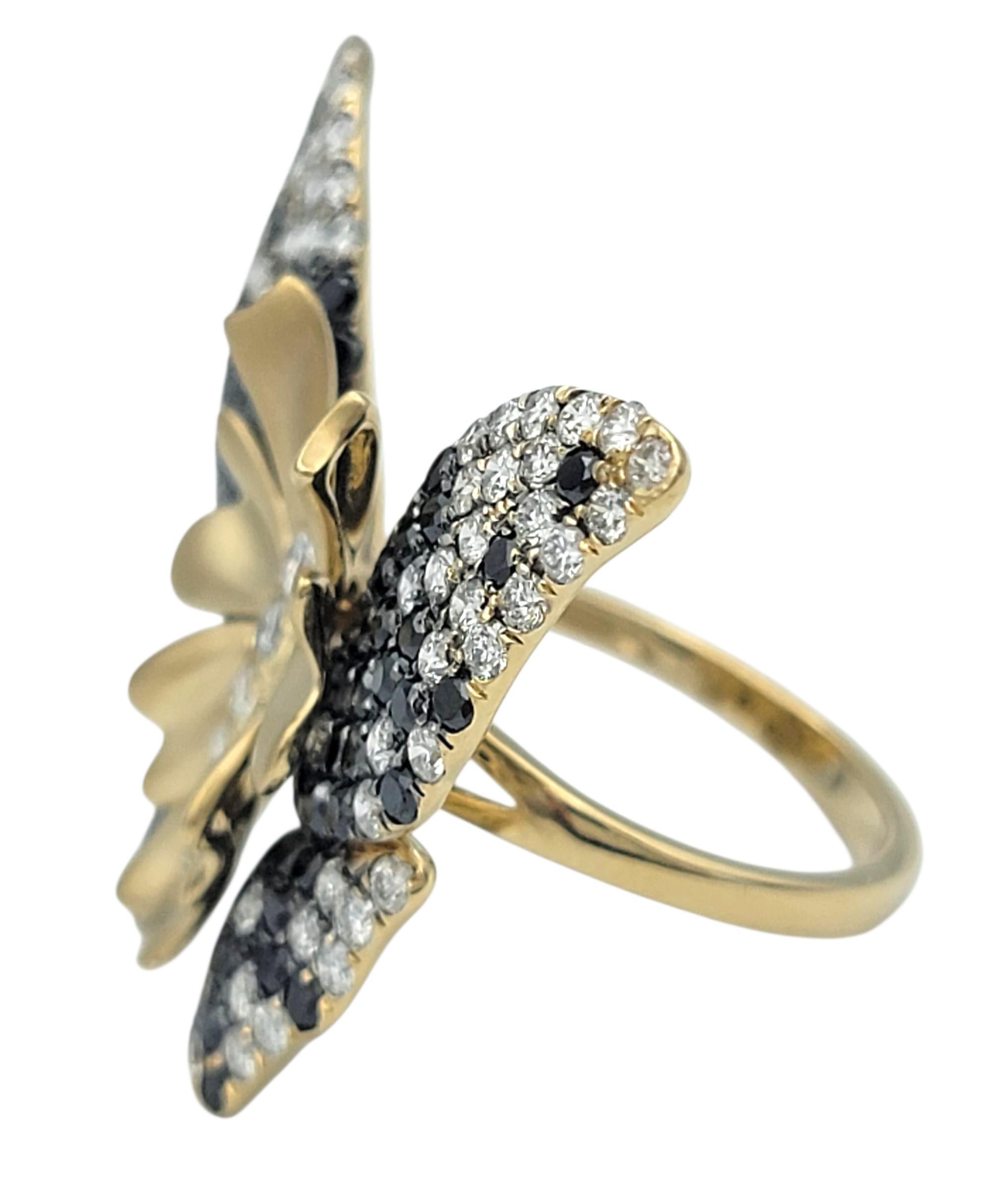 Taille ronde Effy - Bague cocktail papillon en or jaune 14 carats avec diamants noirs et blancs en vente