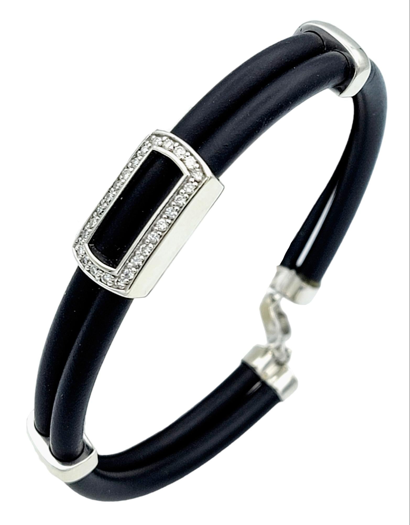 Ce bracelet en cordon de caoutchouc noir Effy est une fusion frappante de design moderne et de sophistication intemporelle. Fabriquée avec une attention méticuleuse aux détails, cette pièce exsude un côté contemporain tout en conservant un air