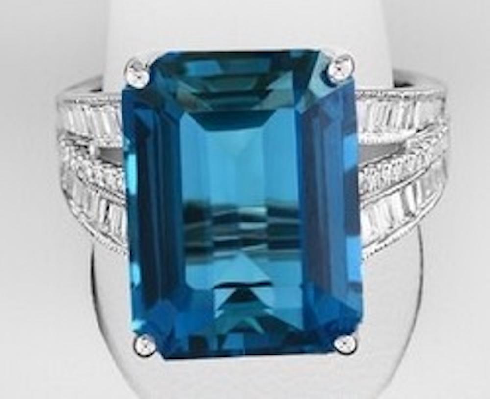 Réalisée en or blanc 14k, cette bague Effy® est ornée d'un magnifique diamant de 13-1/3 carats. Topaze bleue de Londres, accentuée par 3/8 ct. t.w. Des diamants étincelants. La pierre précieuse de 16,00 x 11,76 x 9,50 mm est taillée de manière