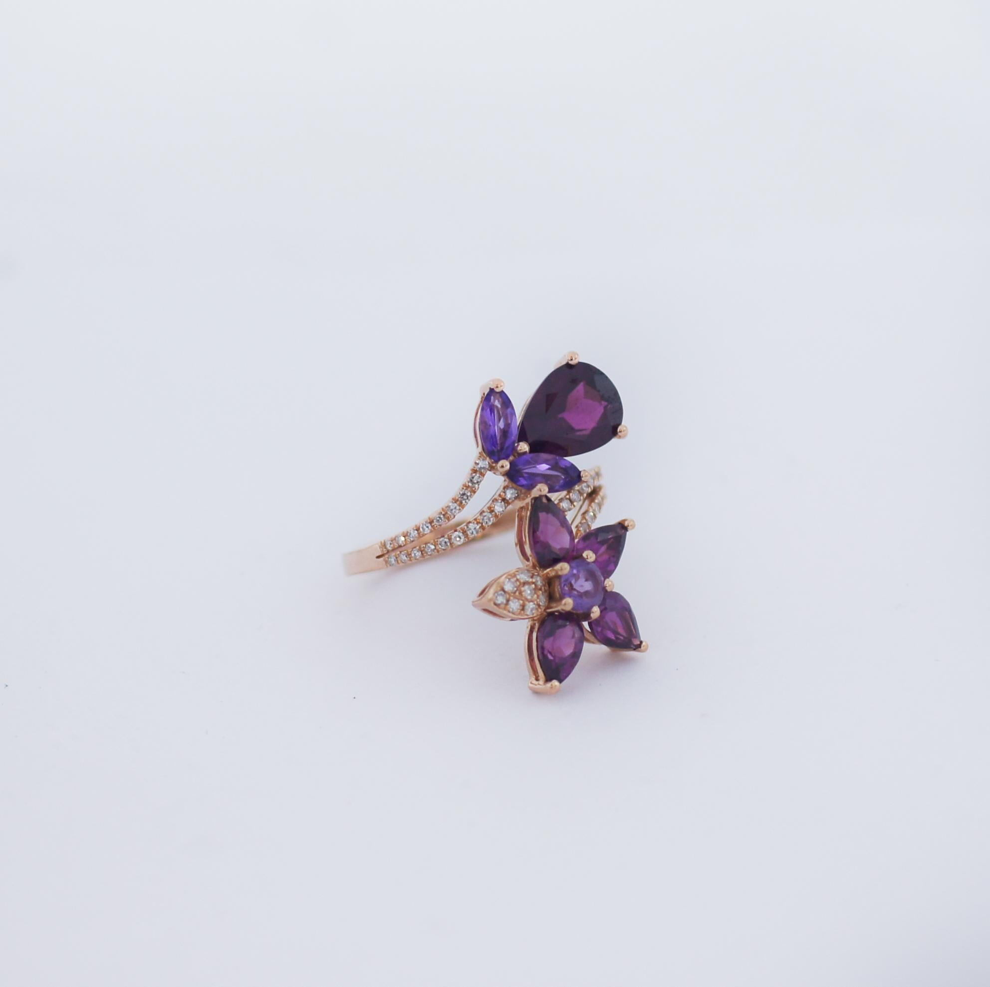 Effy cattura la bellezza naturale e la brillantezza scintillante delle pietre di ametista, granato rodolite e diamante con taglio rotondo, marquise e a pera.
in questo anello a fiore in oro rosa 14k.
Peso in carati approssimativo: ametista 2