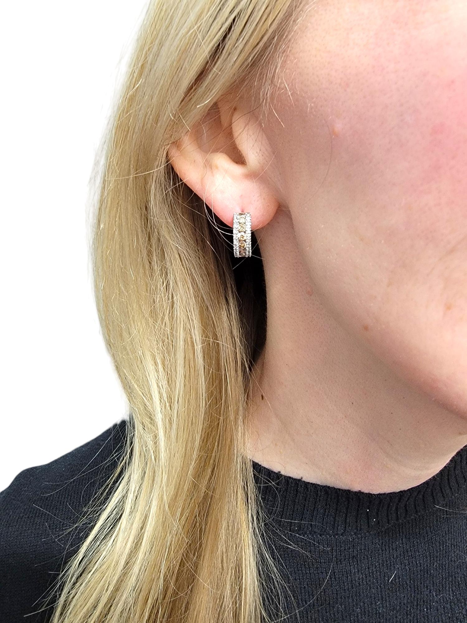 Effy Orecchini a cerchio con diamante bianco e champagne in oro bianco 14 carati in vendita 7