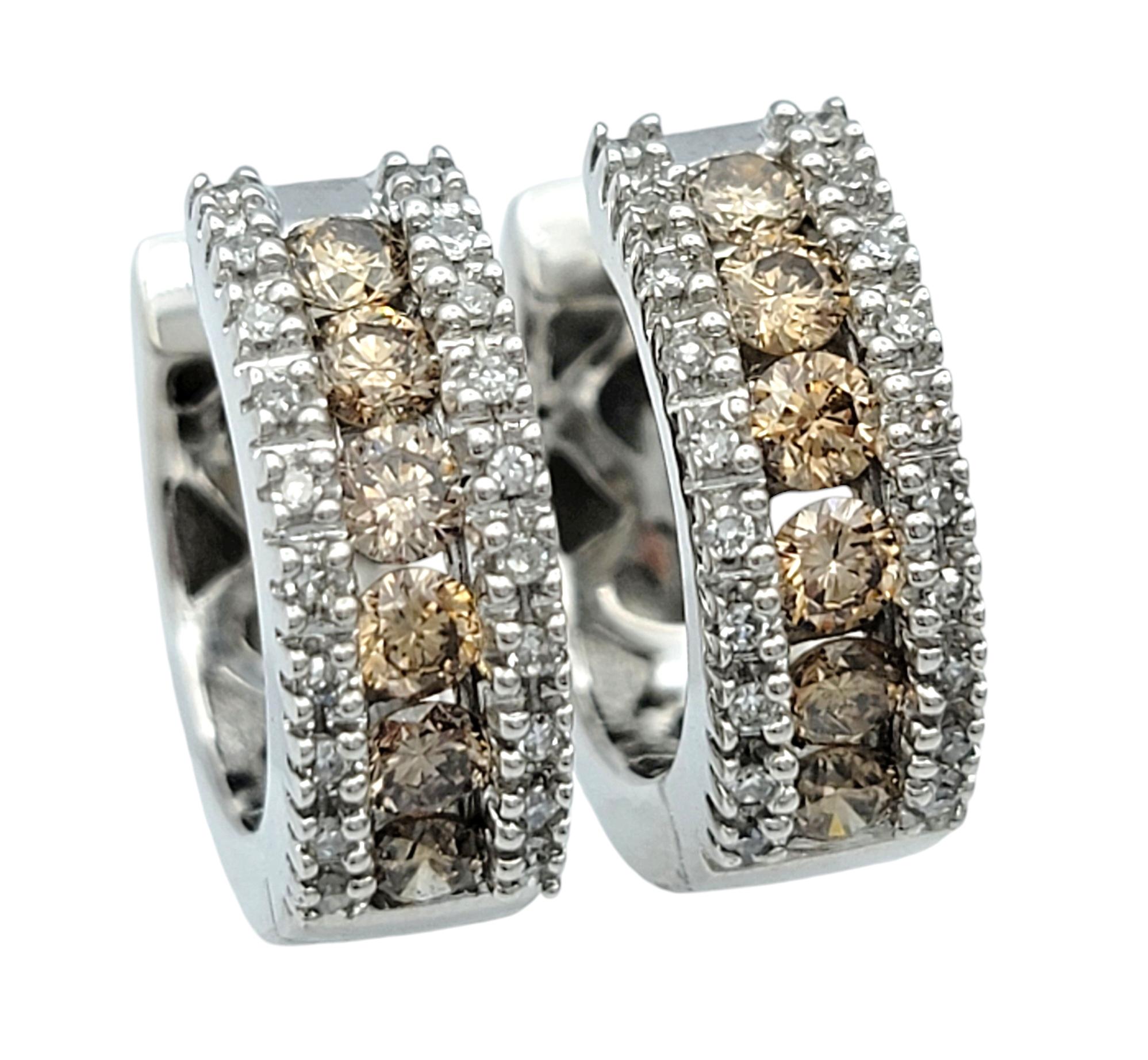 Taglio rotondo Effy Orecchini a cerchio con diamante bianco e champagne in oro bianco 14 carati in vendita