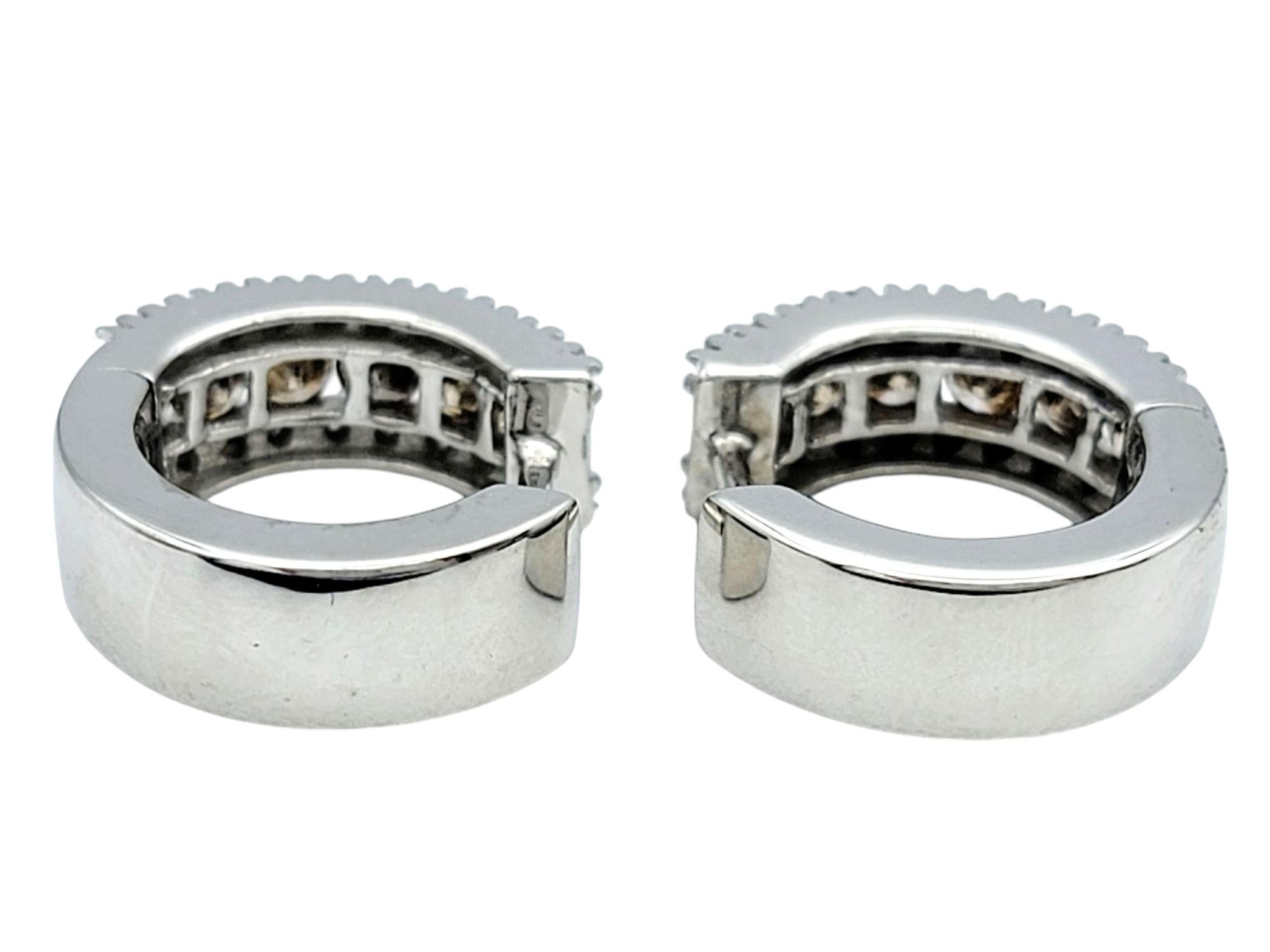 Effy Orecchini a cerchio con diamante bianco e champagne in oro bianco 14 carati in vendita 1
