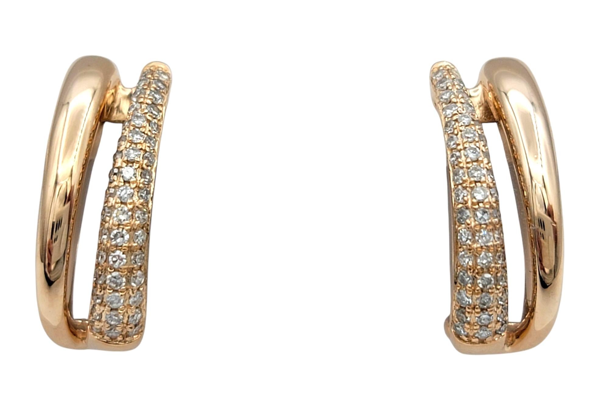 Questo splendido paio di orecchini a cerchio J della Collection'S è realizzato in oro rosa 14 carati e presenta un sofisticato design a due file. Una fila è lucida ed elegante, mentre l'altra è incastonata di diamanti pavé che donano una sottile