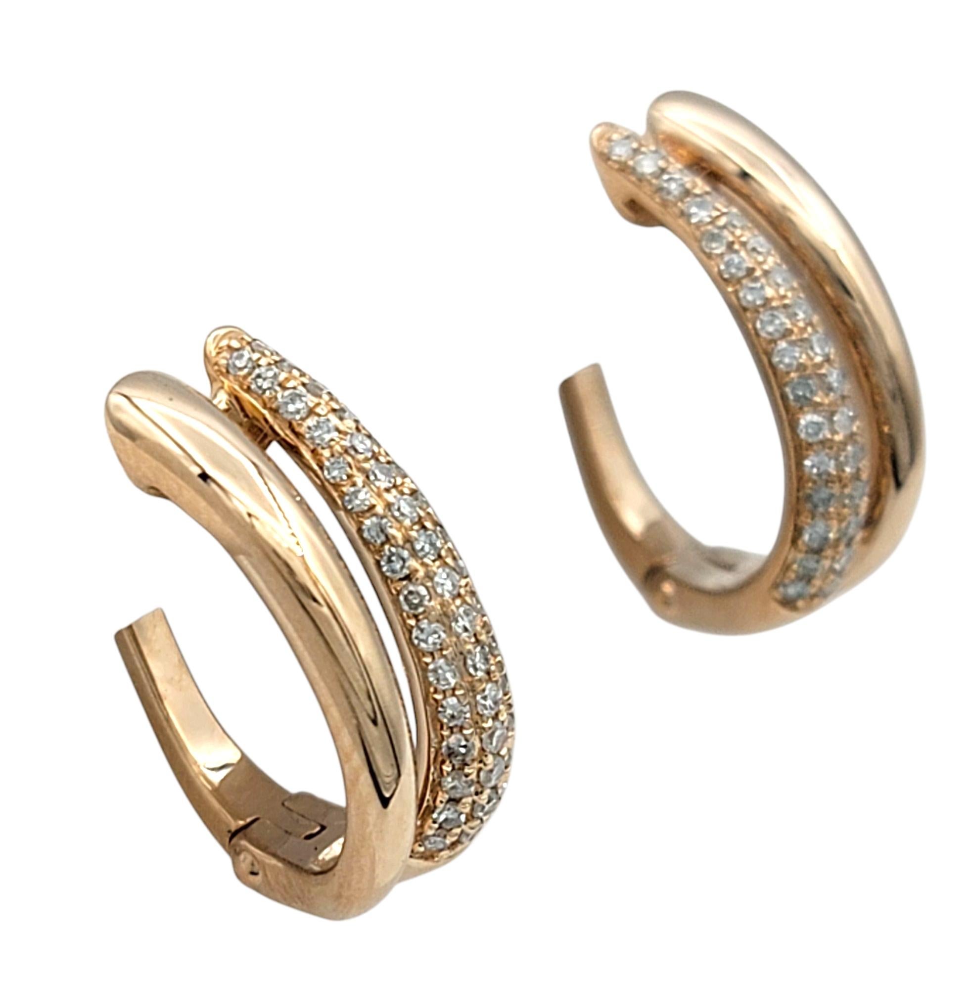 Contemporaneo Orecchini a cerchio con pavé di diamanti J della Collection'S in oro rosa lucido 14 carati in vendita