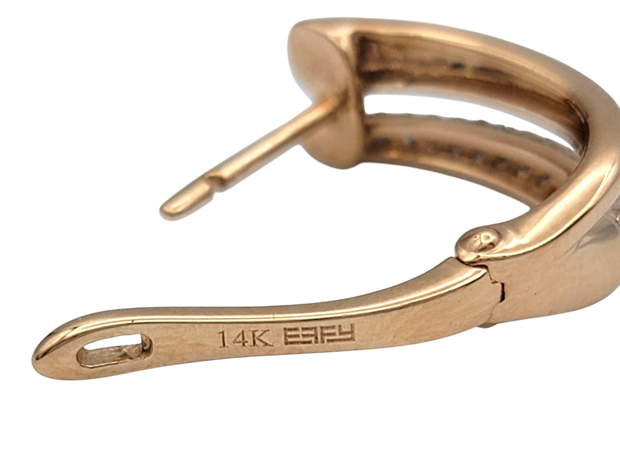 Orecchini a cerchio con pavé di diamanti J della Collection'S in oro rosa lucido 14 carati in vendita 1
