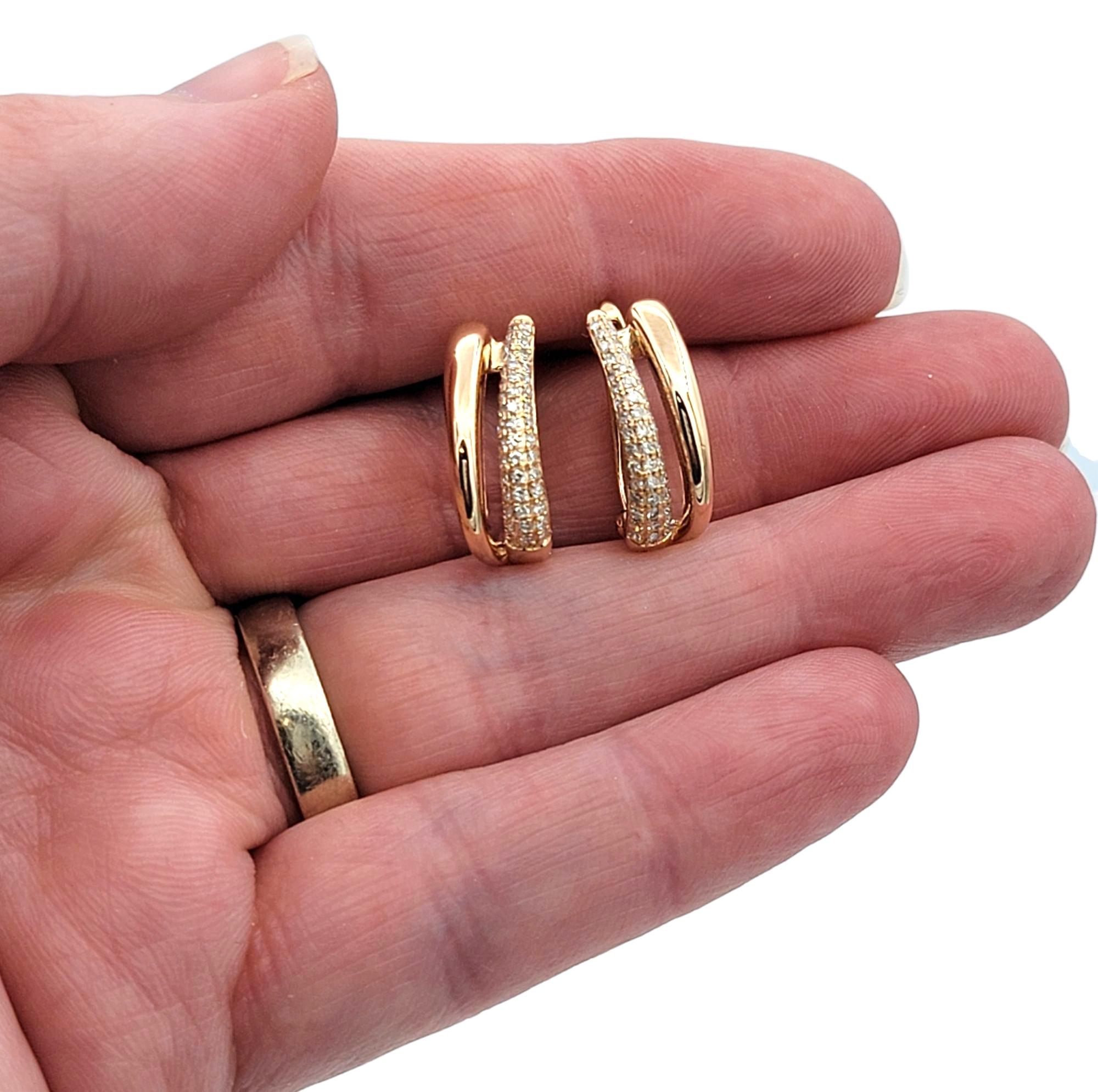 Orecchini a cerchio con pavé di diamanti J della Collection'S in oro rosa lucido 14 carati in vendita 2