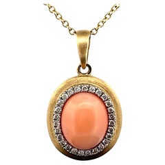 Effy Collar Colgante Cabujón de Coral y Diamantes Acabado Satinado Oro Amarillo 14k