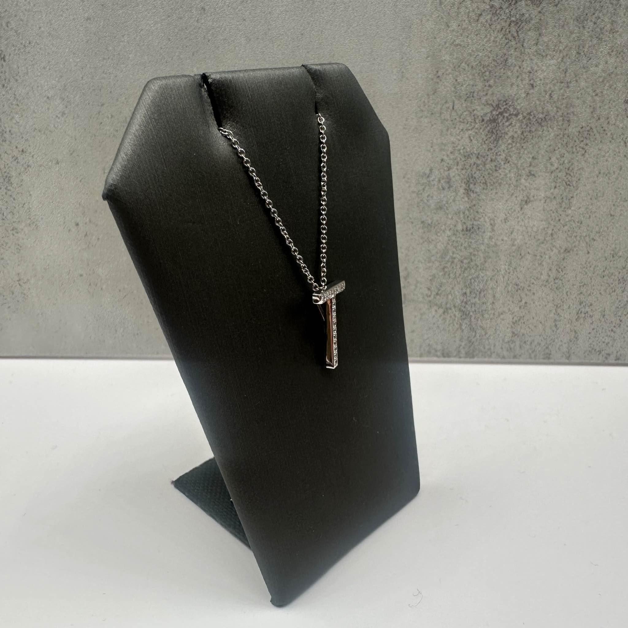 Ce superbe collier Effy en or blanc 14 carats est orné de 0,11ctw de diamants ronds GH SI naturels, ajoutant un éclat brillant au design élégant du 