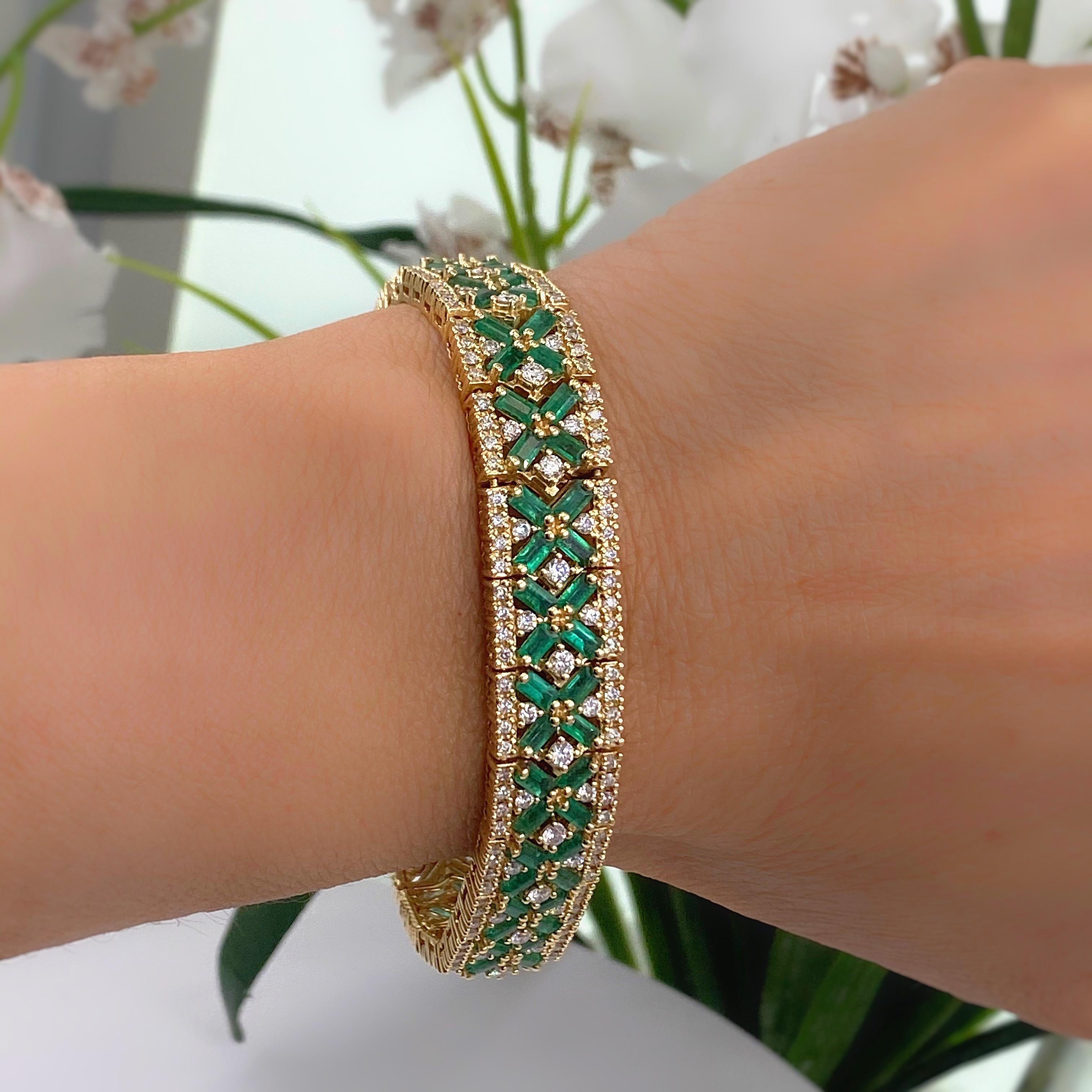 Round Cut EFFY Diamonds and Green Emerald 18 Karat Yellow Gold Bracelet 13.50 Carat