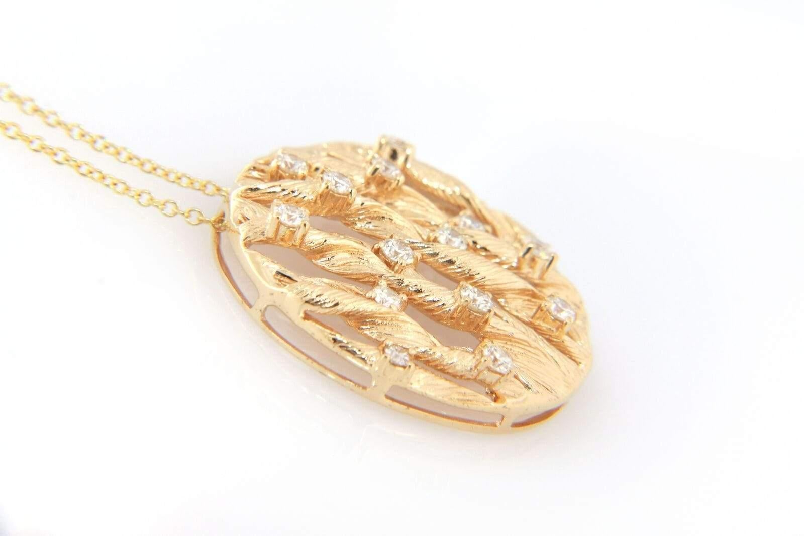 Effy DOro 0.83ctw Diamond Circle Plate Pendant Necklace in 14kt Yellow Gold In Excellent Condition For Sale In Vienna, VA