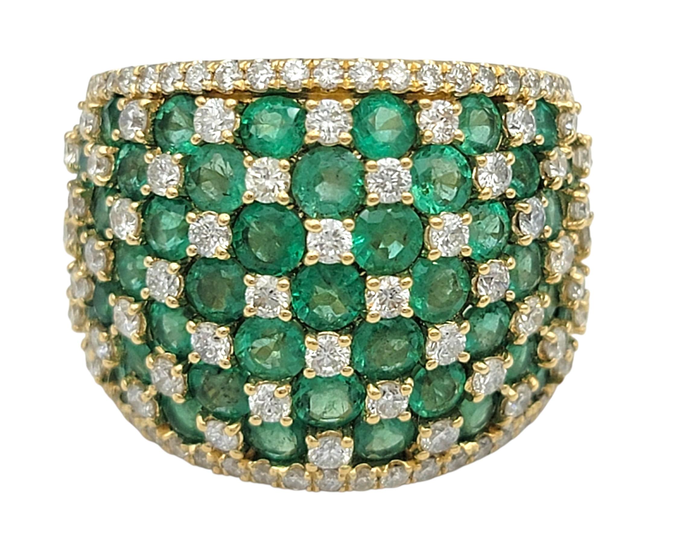 Cette bague en émeraude et diamant d'Effy présente un design audacieux à large bande qui rayonne de couleurs et d'éclat. Des rangées d'émeraudes d'un vert éclatant forment la pièce maîtresse du design, chaque pierre captant la lumière avec un éclat
