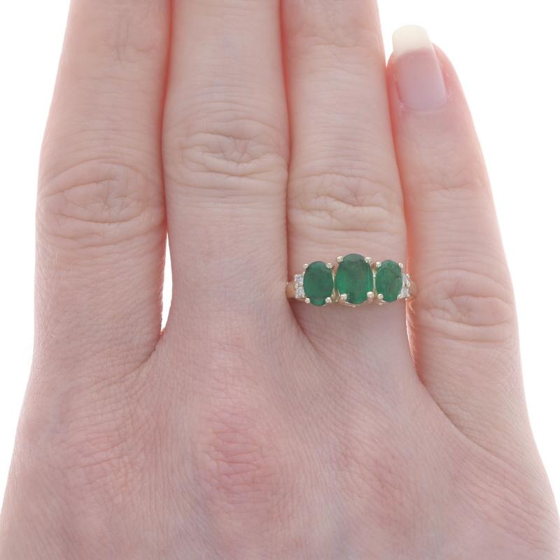 EFFY Dreisteiniger Ring mit Smaragd und Diamant - Gelbgold 14k Oval 1,95ctw (Ovalschliff)