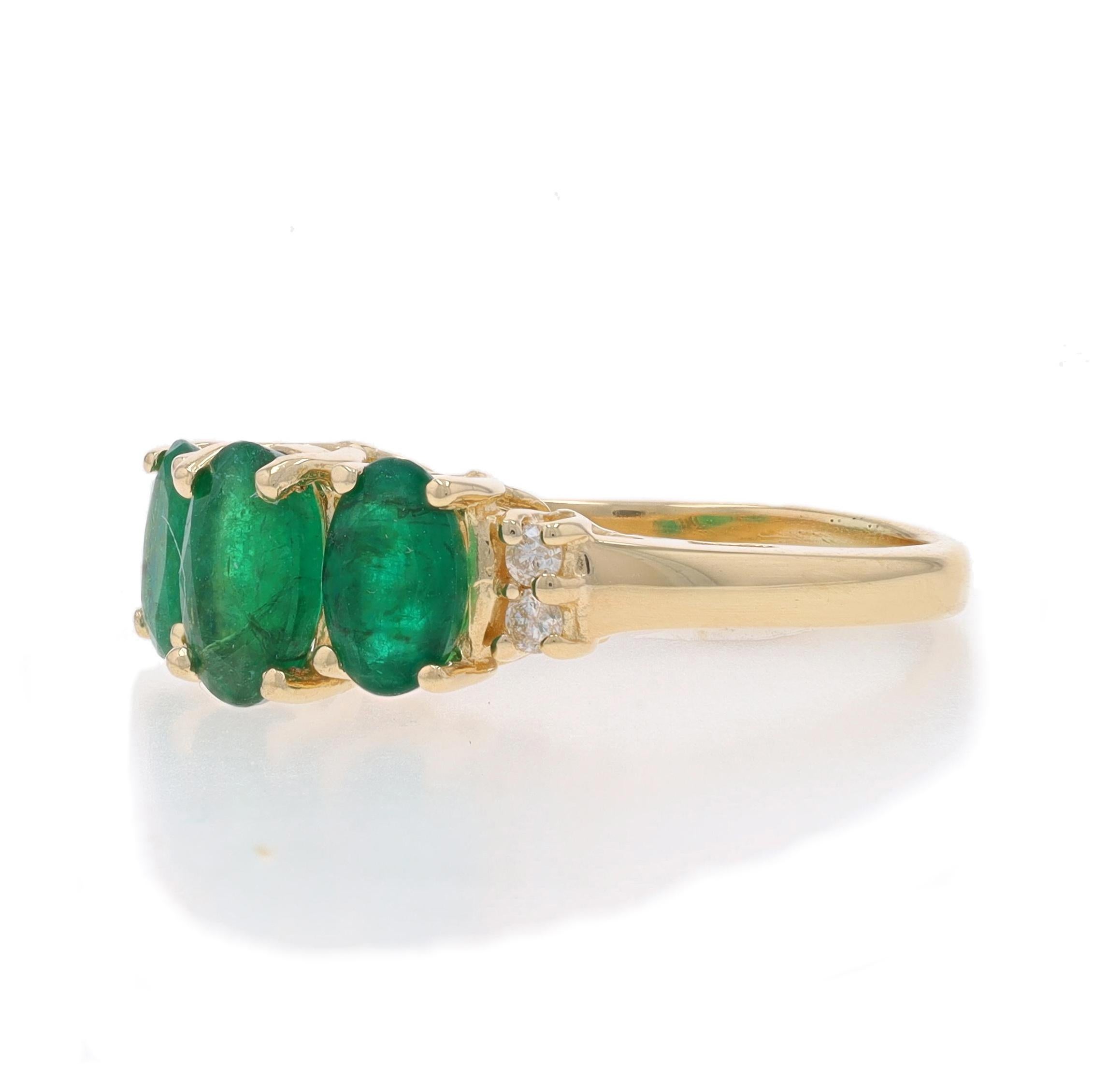 EFFY Dreisteiniger Ring mit Smaragd und Diamant - Gelbgold 14k Oval 1,95ctw im Zustand „Hervorragend“ in Greensboro, NC