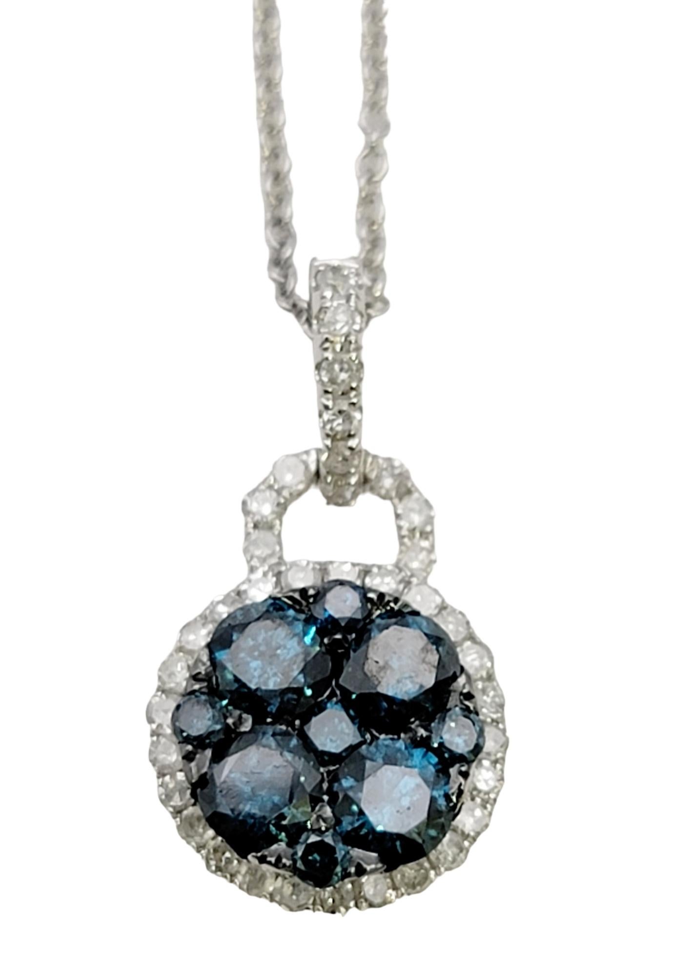 Diese funkelnde, moderne Diamant-Halskette von EFFY ist zierlich und bescheiden, aber unbestreitbar schön. Brillante fancy blaue Naturdiamanten füllen das Zentrum des Anhängers, während eisweiße Diamanten die blauen Steine mit einem glitzernden Halo