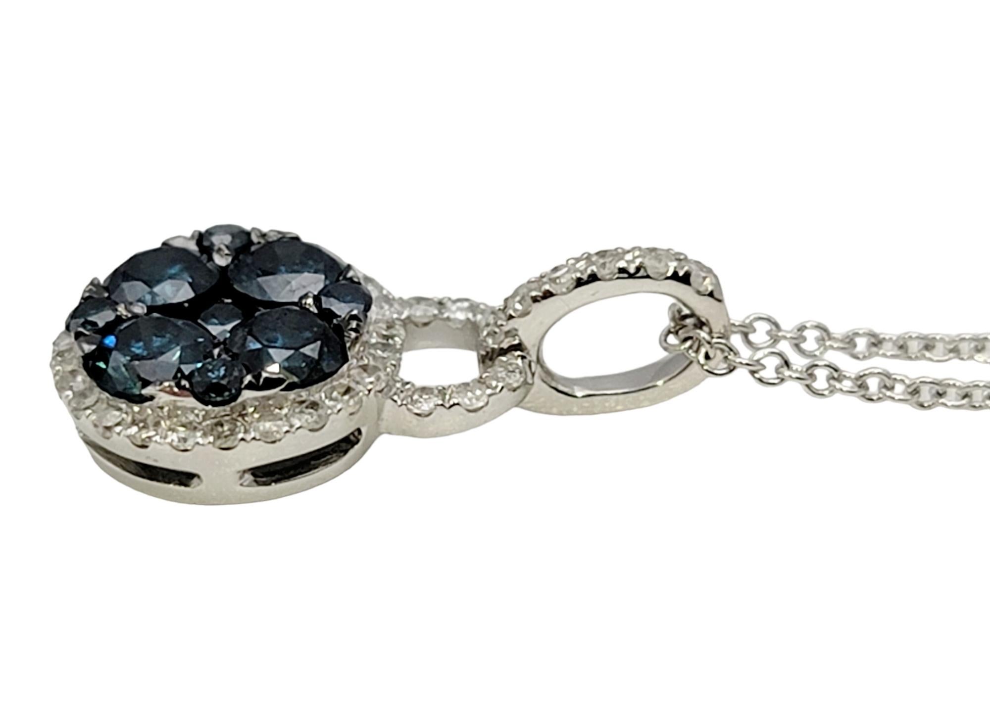 Halskette mit Halo-Cluster-Anhänger aus Weißgold mit blauen und weißen Diamanten von Effy (Rundschliff) im Angebot