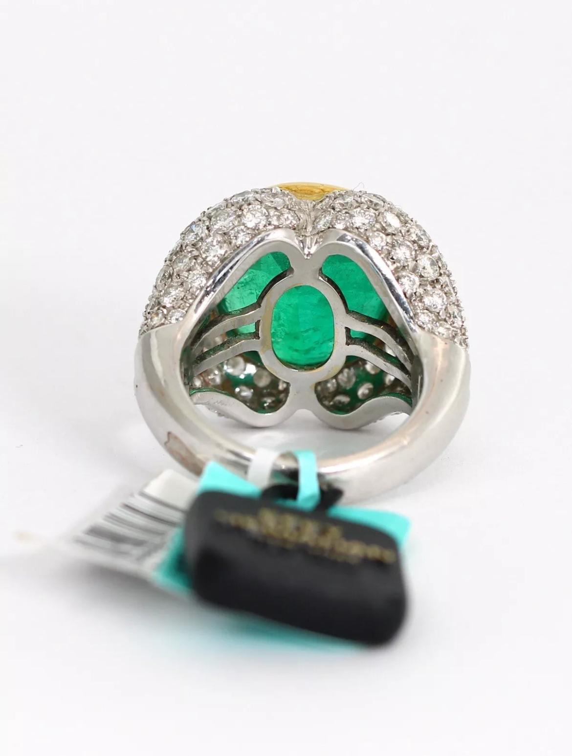 Taglio ovale Anello Cocktail con smeraldo colombiano da 12,66 carati e diamanti in oro 18k di Effy Hematian in vendita