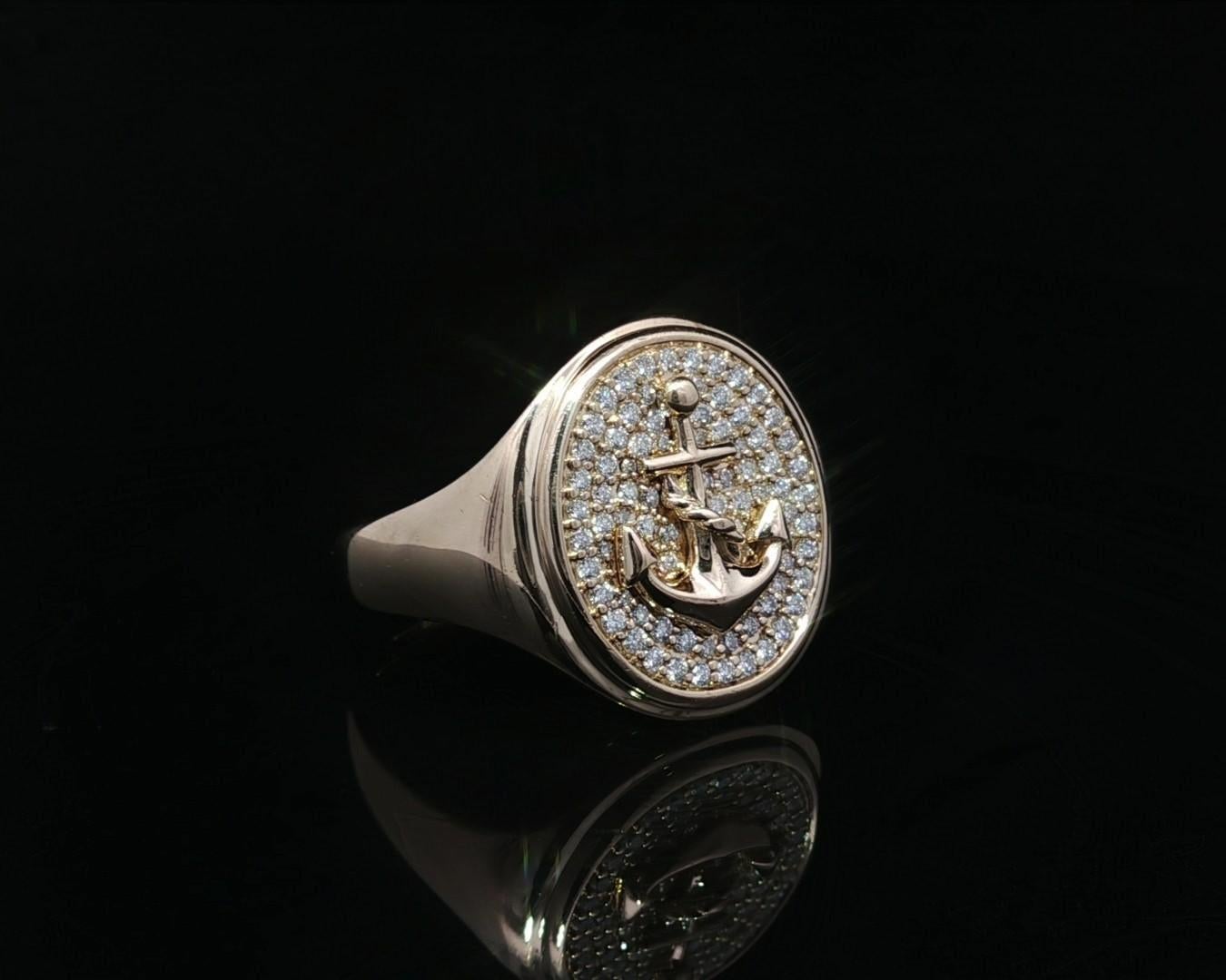 Bague chevalière ovale en or jaune 14k pour homme avec pavé de diamants et ancre en vente 9