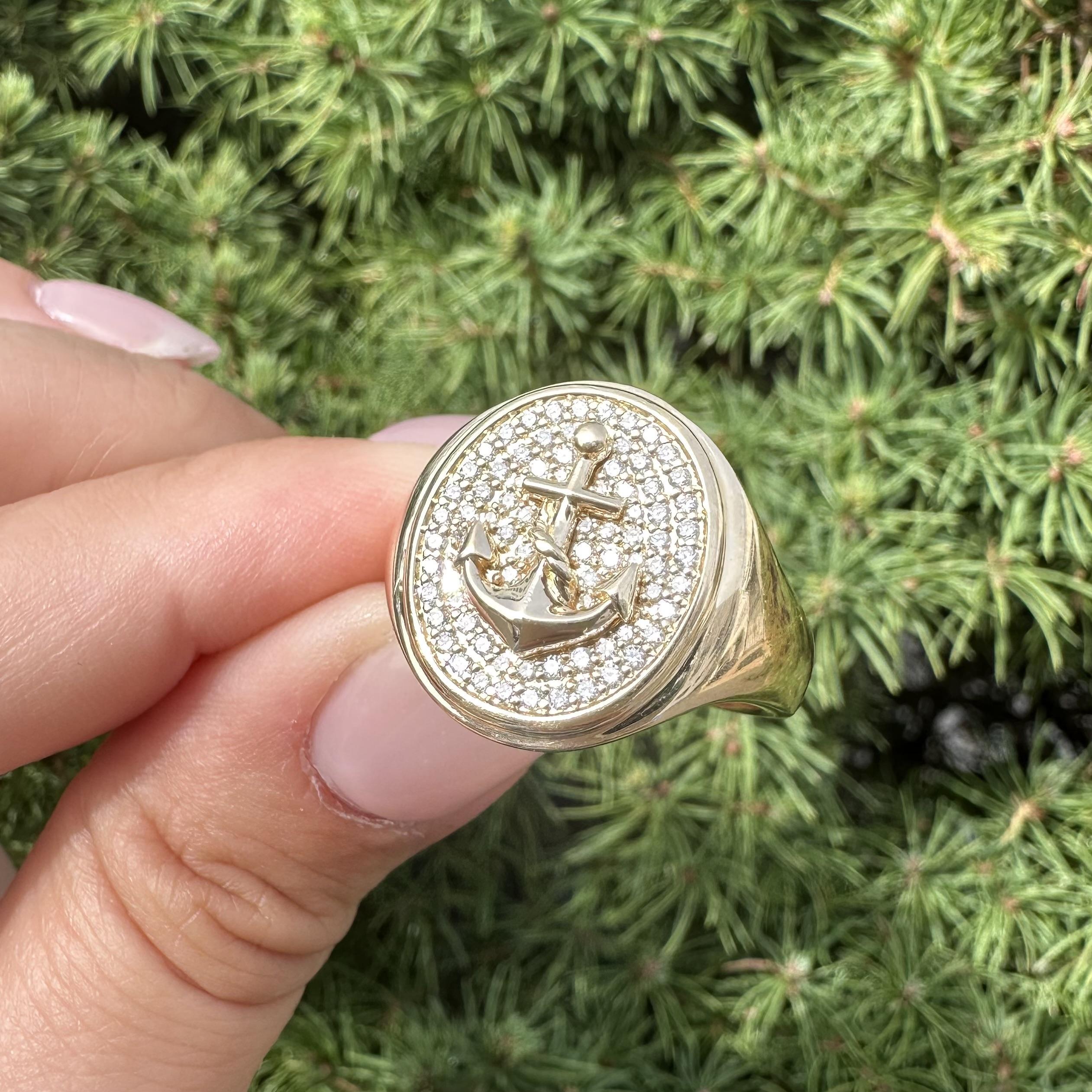 Taille brillant Bague chevalière ovale en or jaune 14k pour homme avec pavé de diamants et ancre en vente