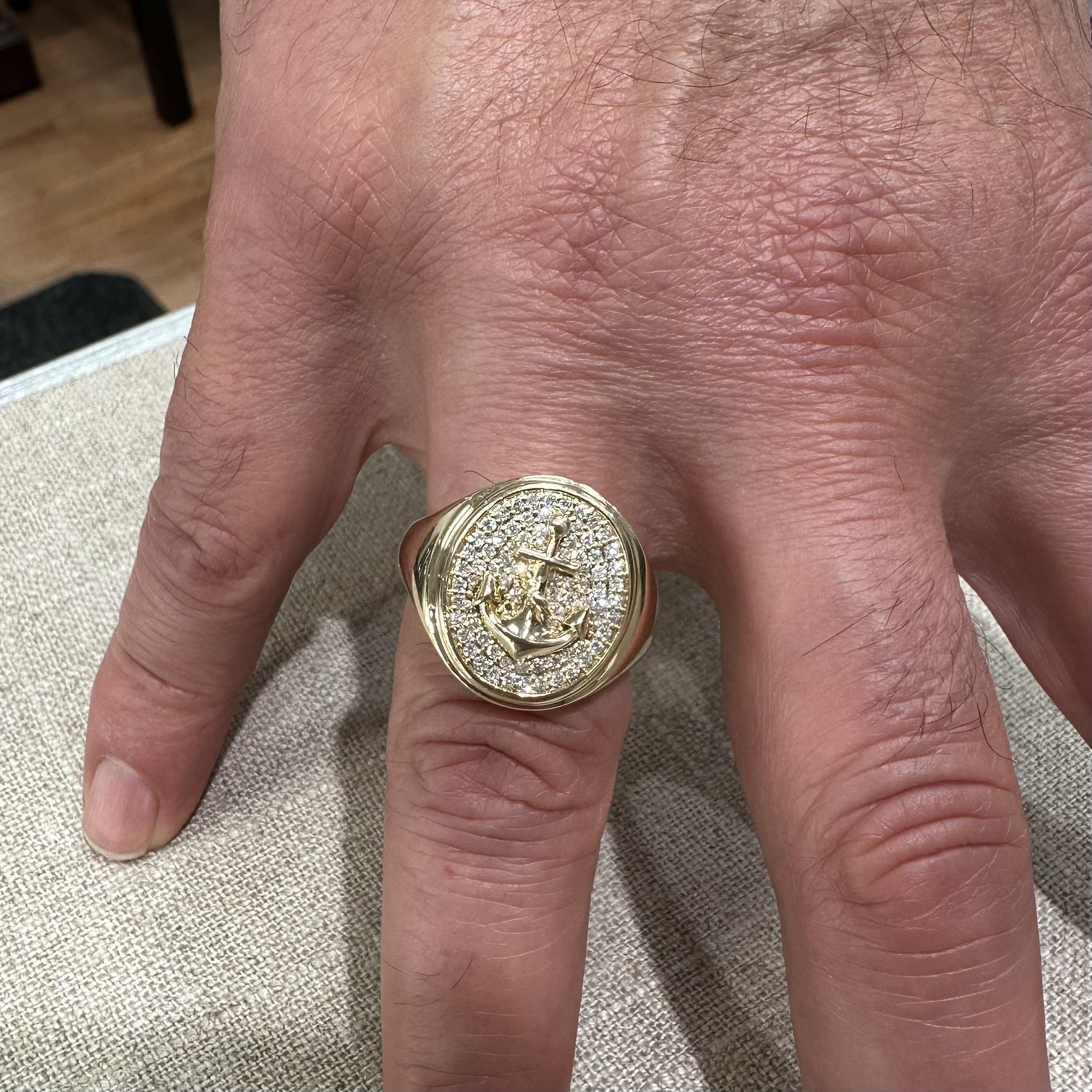 Bague chevalière ovale en or jaune 14k pour homme avec pavé de diamants et ancre Excellent état - En vente à Montclair, NJ