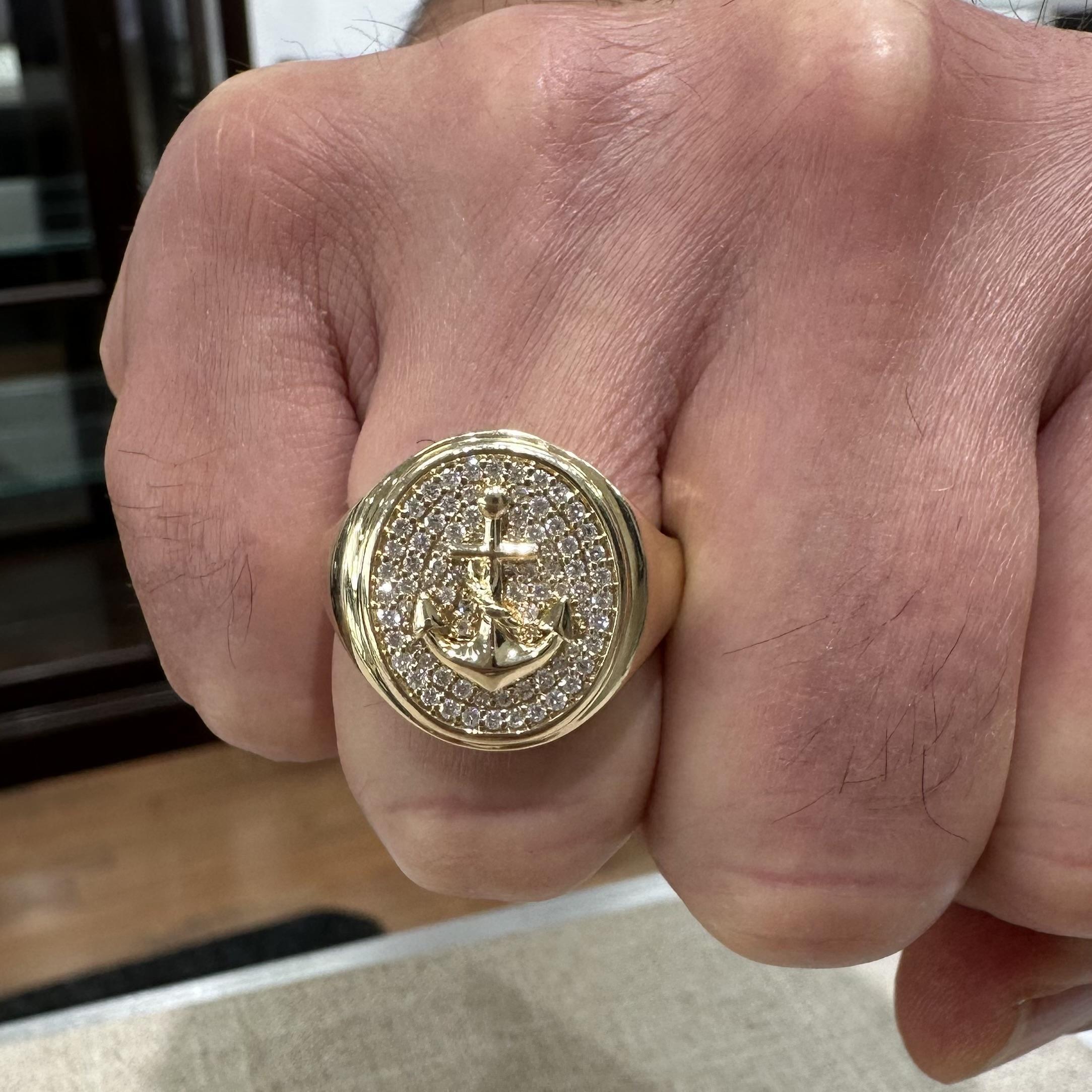 Bague chevalière ovale en or jaune 14k pour homme avec pavé de diamants et ancre Pour hommes en vente