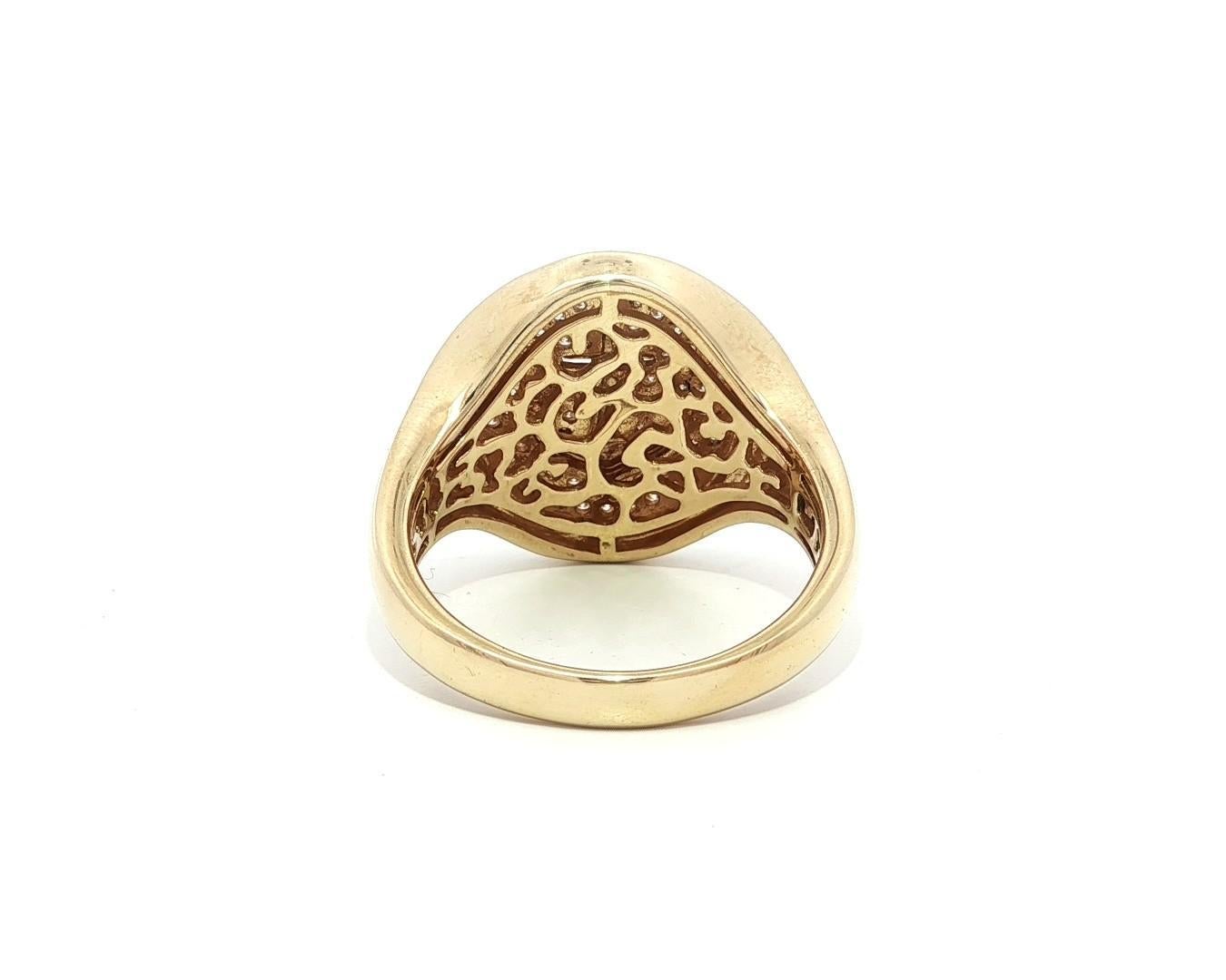 Bague chevalière ovale en or jaune 14k pour homme avec pavé de diamants et ancre en vente 1