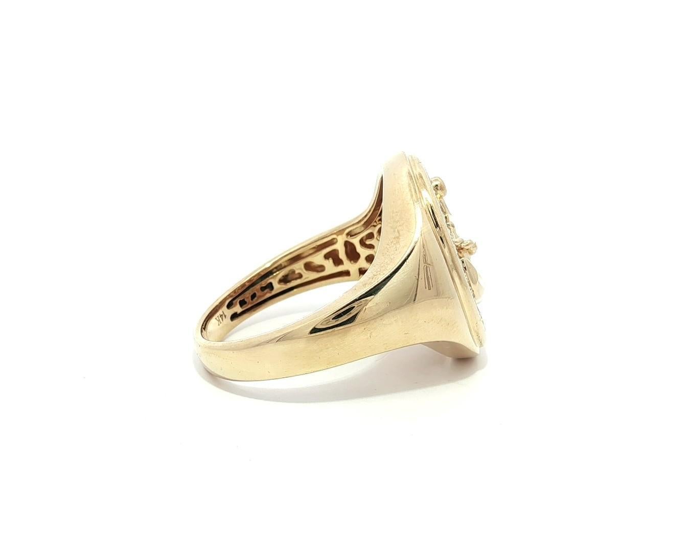 Bague chevalière ovale en or jaune 14k pour homme avec pavé de diamants et ancre en vente 4