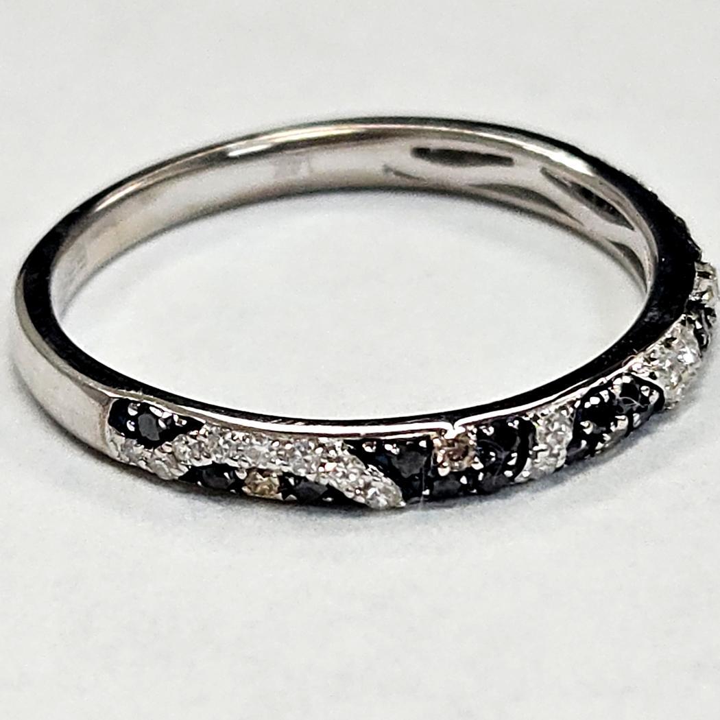 Anello Effy con fascia di diamanti multicolore in oro bianco 14 carati

Questo autentico anello a fascia Effy presenta un elegante motivo a onda con un raffinato mix di diamanti bianchi, champagne e neri, un contrasto tipico di Effy che aggiunge