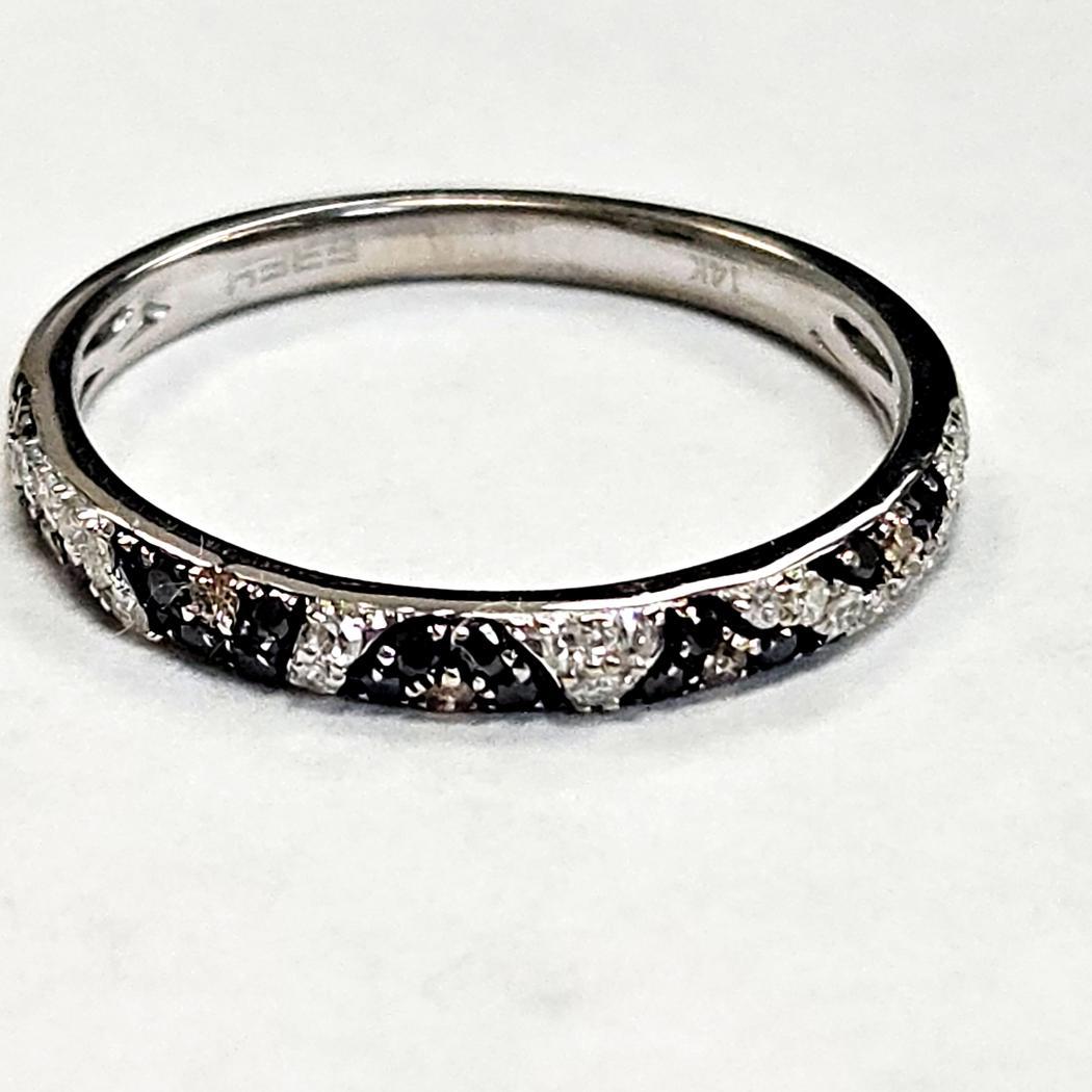 Moderno Anello Effy con fascia di diamanti multicolore in oro bianco 14 carati in vendita