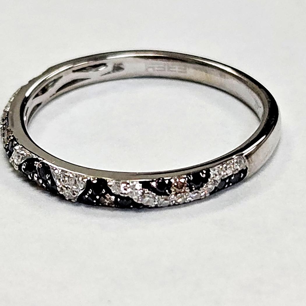 Taglio rotondo Anello Effy con fascia di diamanti multicolore in oro bianco 14 carati in vendita