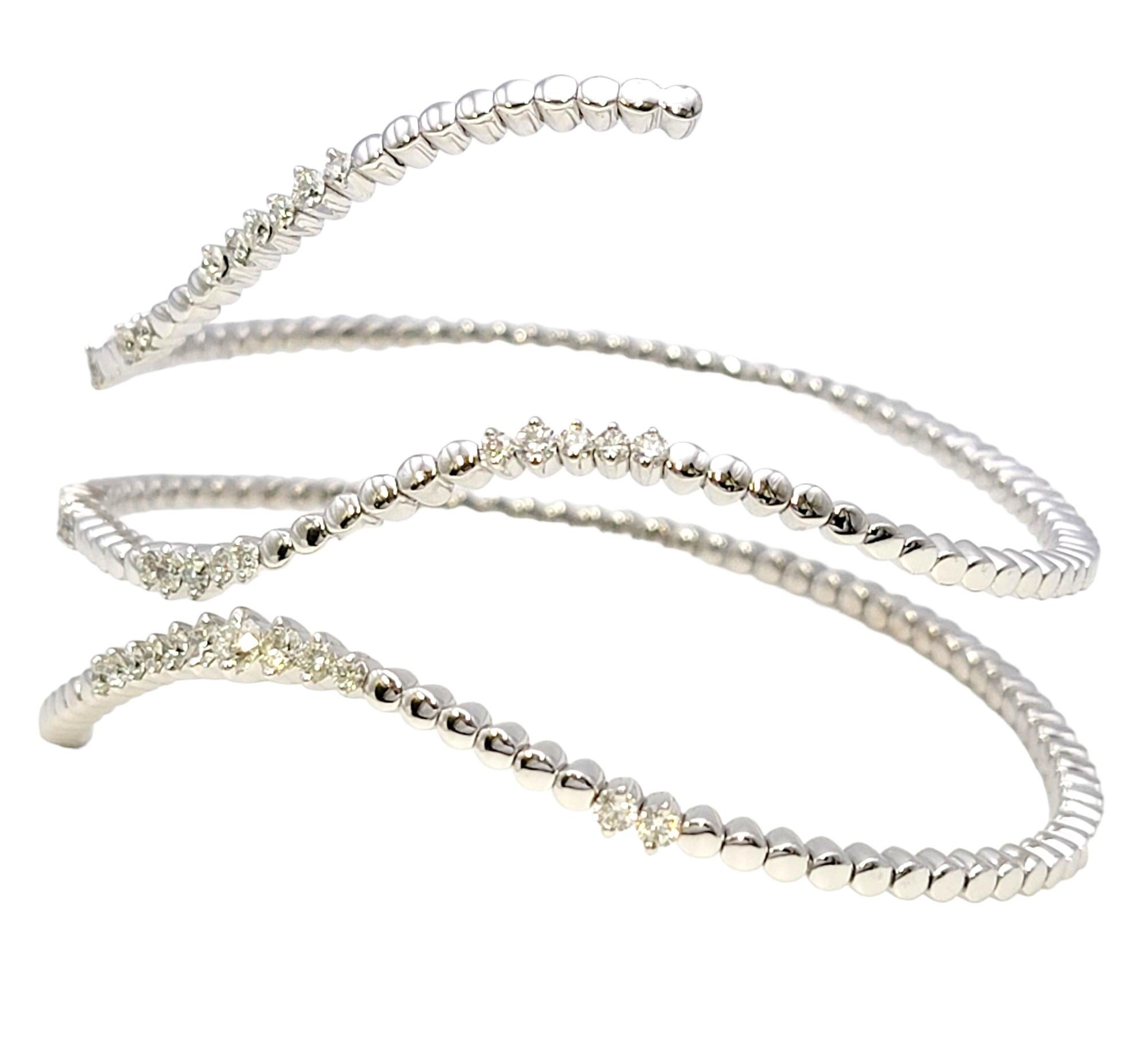 Erleben Sie die perfekte Mischung aus Raffinesse und Glamour mit dem Effy Pave Classica Diamant-Wickelarmband. Dieses exquisite Stück der renommierten Designerin Effy fängt die Essenz zeitloser Schönheit ein und präsentiert die Brillanz von