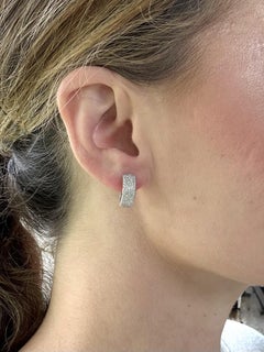 Orecchini a cerchio con diamanti in stile pavé Effy, in oro bianco 14 carati