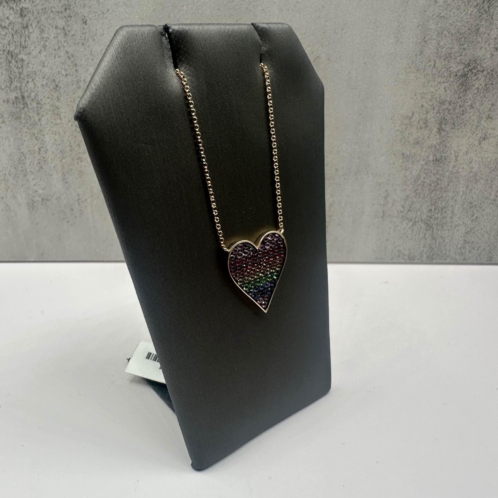 Ce superbe collier de saphirs arc-en-ciel en or jaune 14kt de la marque Effy présente 0,69ctw de saphirs ronds vibrants, sertis dans un design en forme de cœur. Le plaquage de rhodium noir sur les griffes ajoute un contraste saisissant aux saphirs