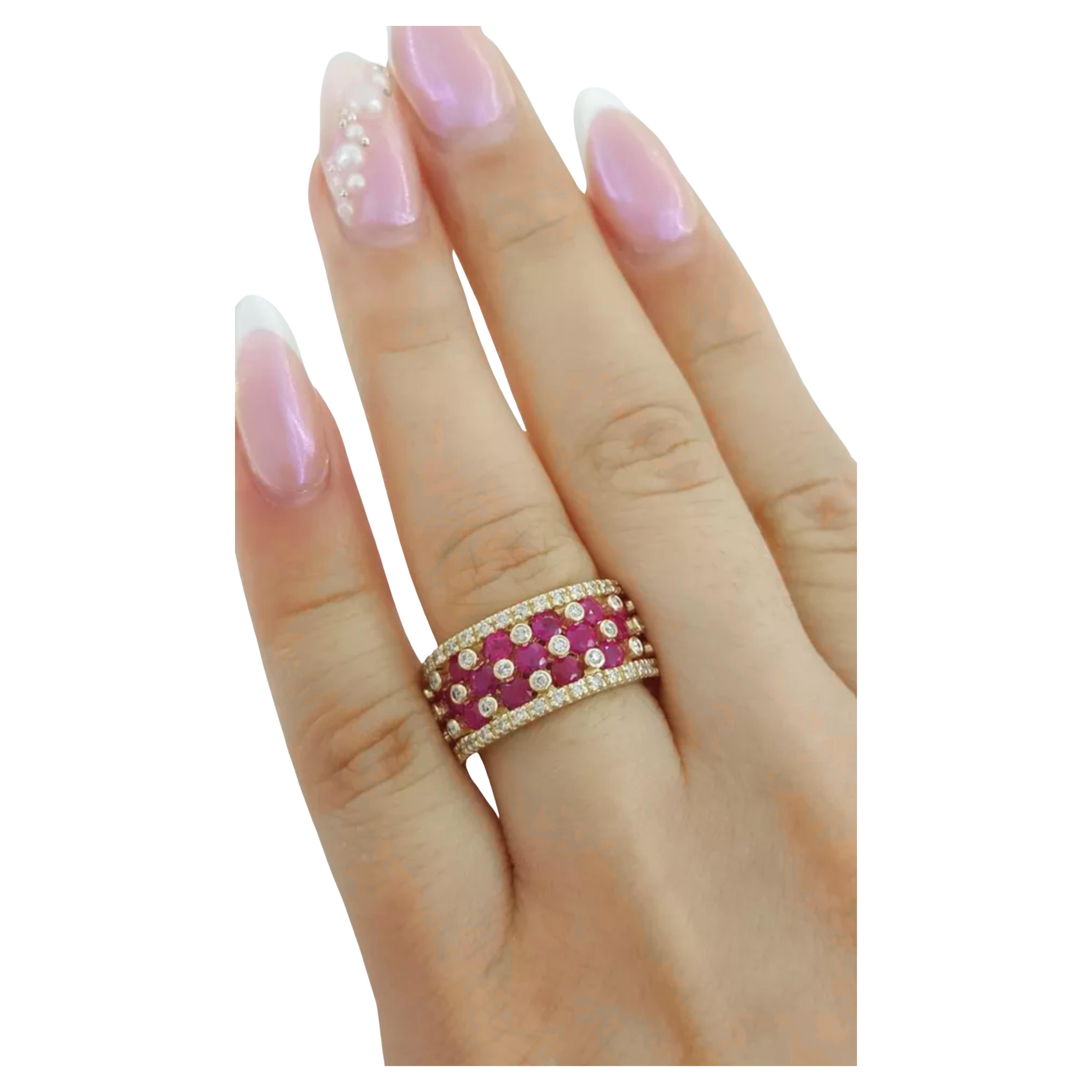 Der Ewigkeitsring von EFFY besteht aus einer Kombination von rosaroten Rubinen und runden Diamanten, die in 14 Karat Gelbgold gefasst sind. Der Ring wiegt 8,9 Gramm und hat die Größe 5 mit einer Breite von 9,7 mm. Das Design umfasst 109 runde