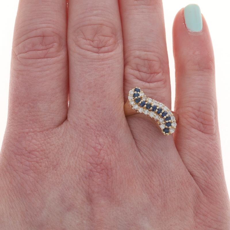 Taglio rotondo Effy Anello Bypass con Zaffiro e Diamante - Oro giallo 14k Rotondo 1,05ctw Stripe Curve in vendita