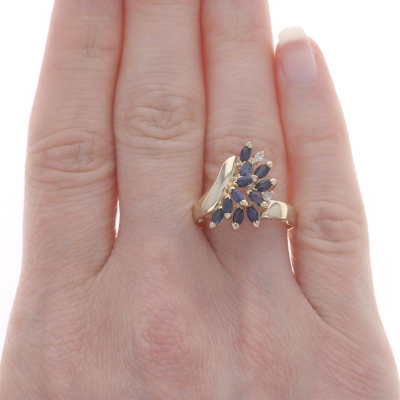 Taille Marquise EFFY Bague cocktail bypass en or jaune 14 carats avec saphirs et diamants en grappe, 1,48 carat poids total en vente