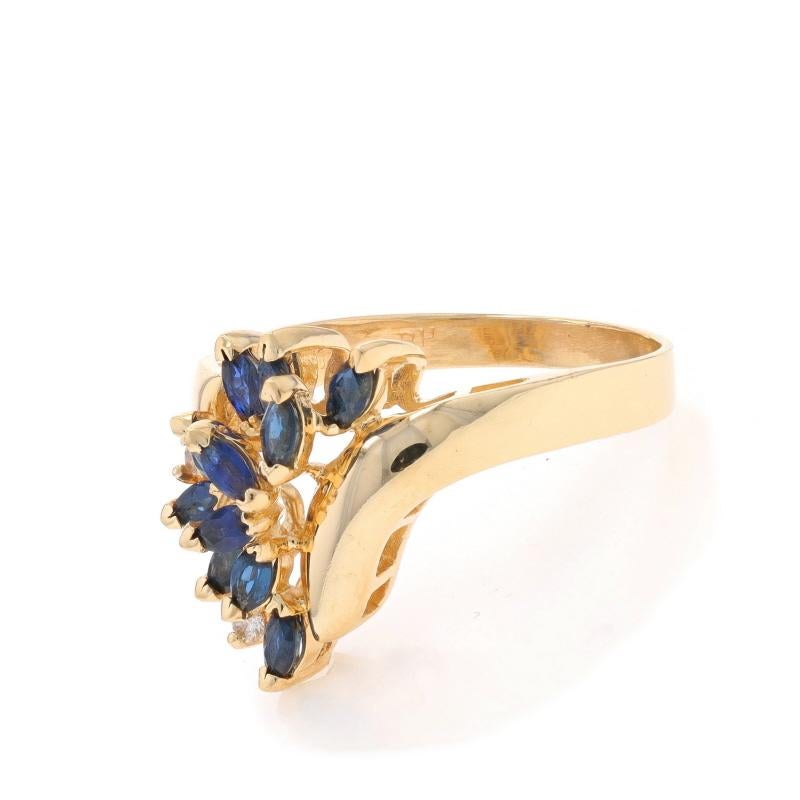 EFFY Bague cocktail bypass en or jaune 14 carats avec saphirs et diamants en grappe, 1,48 carat poids total Excellent état - En vente à Greensboro, NC