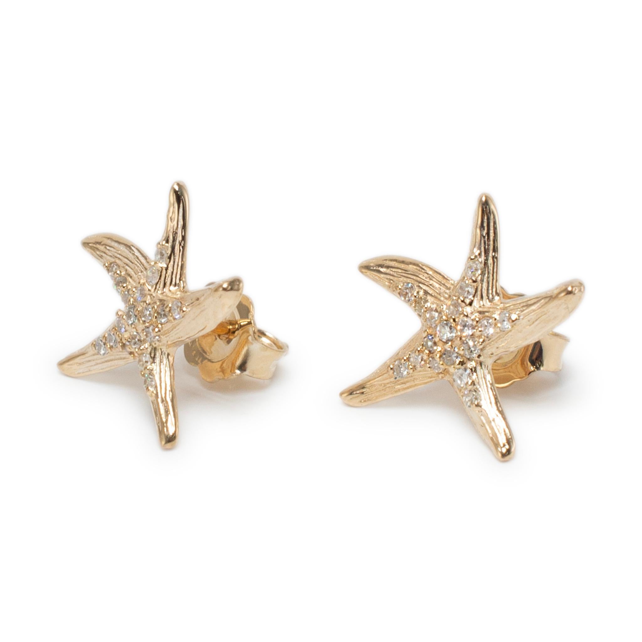 Marchio: Effy Seaside

Genere: Donna

Tipo di metallo: Oro giallo 14 carati

Lunghezza: 0.50 pollici

Peso: 1.80 grammi

Un paio di Effy da donna  Orecchini a grappolo con diamanti in oro giallo 14K con chiusura a pressione. Inciso con 