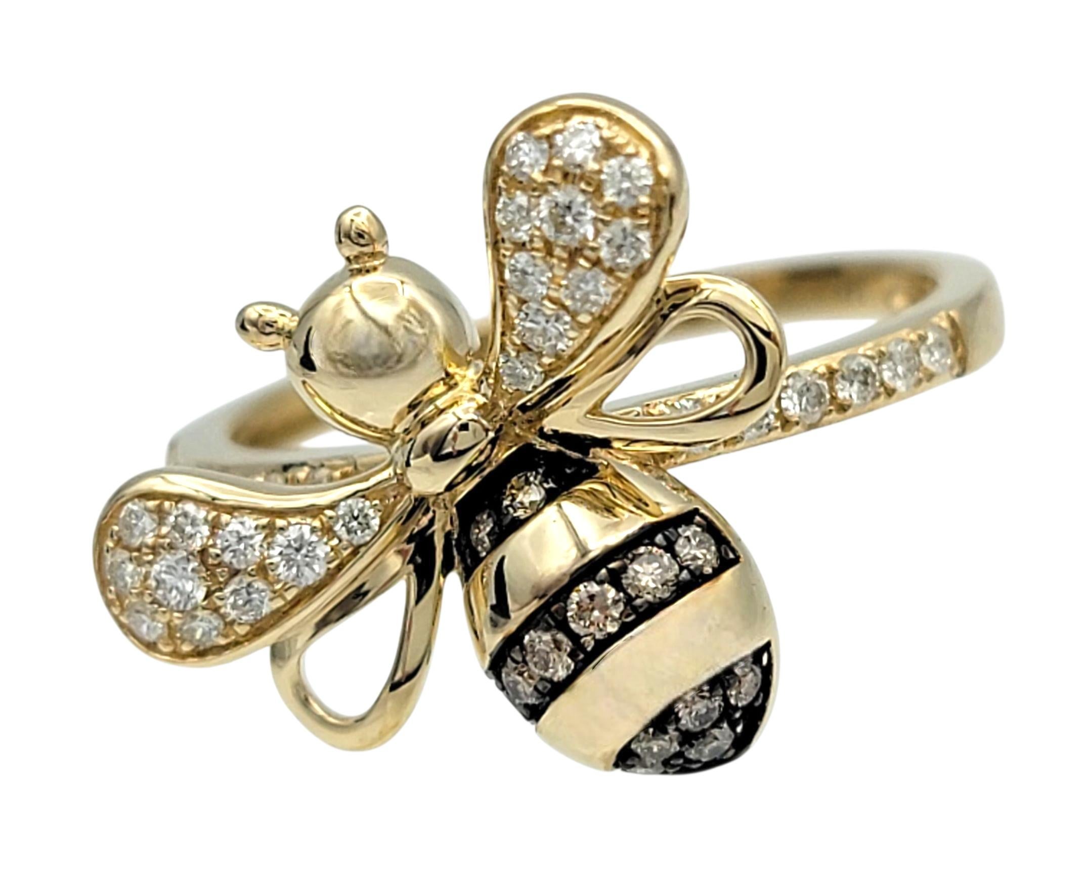 Misura dell'anello: 7

Questo autentico anello con ape di Effy è un pezzo di charme che combina un design stravagante con una raffinata lavorazione artigianale. Realizzato in oro giallo 14 carati, l'anello presenta un dettagliato motivo ape ornato