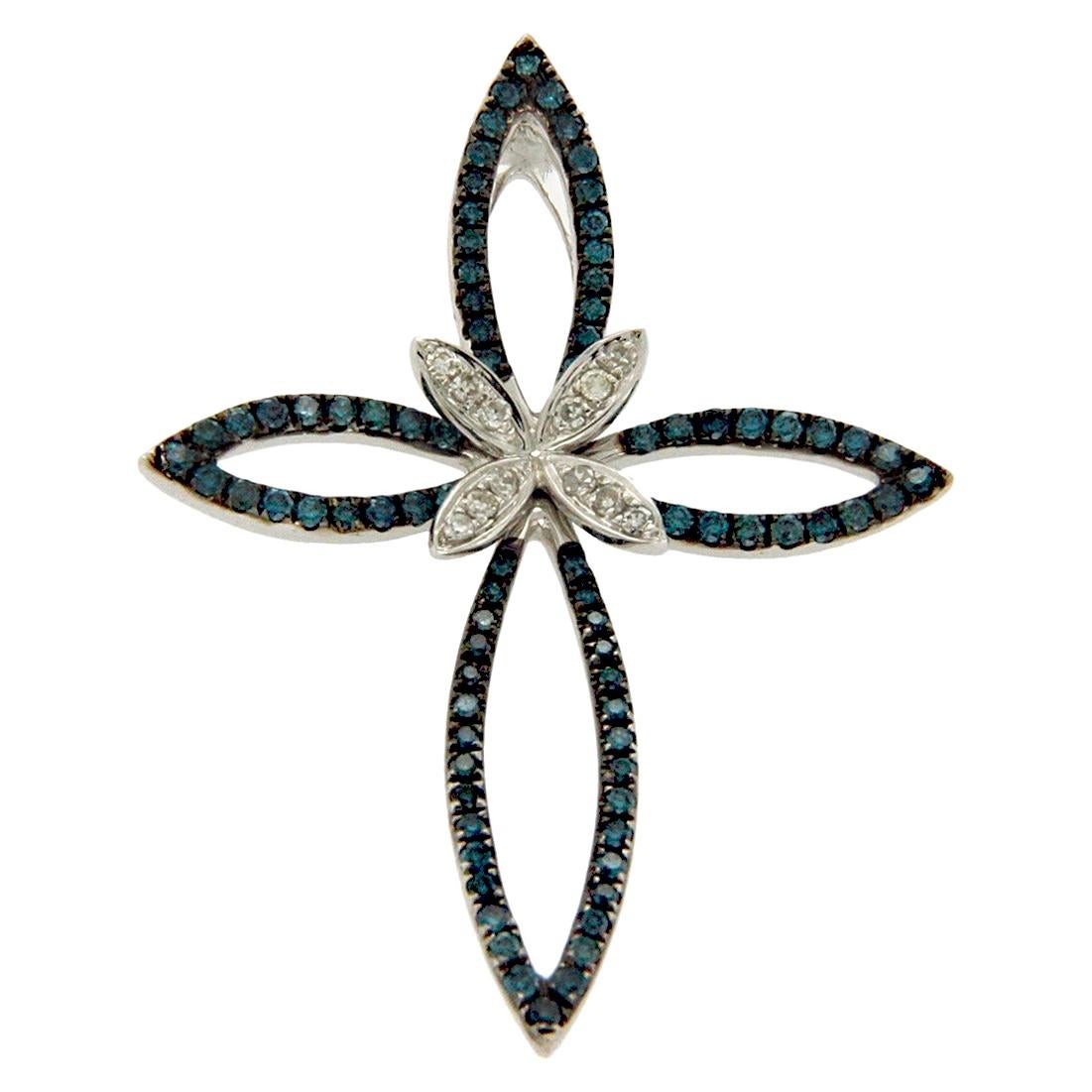 Pendentif en forme de croix papillon en or blanc 14 carats avec diamants blancs et verts épais en vente