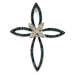 Pendentif en forme de croix papillon en or blanc 14 carats avec diamants blancs et verts épais