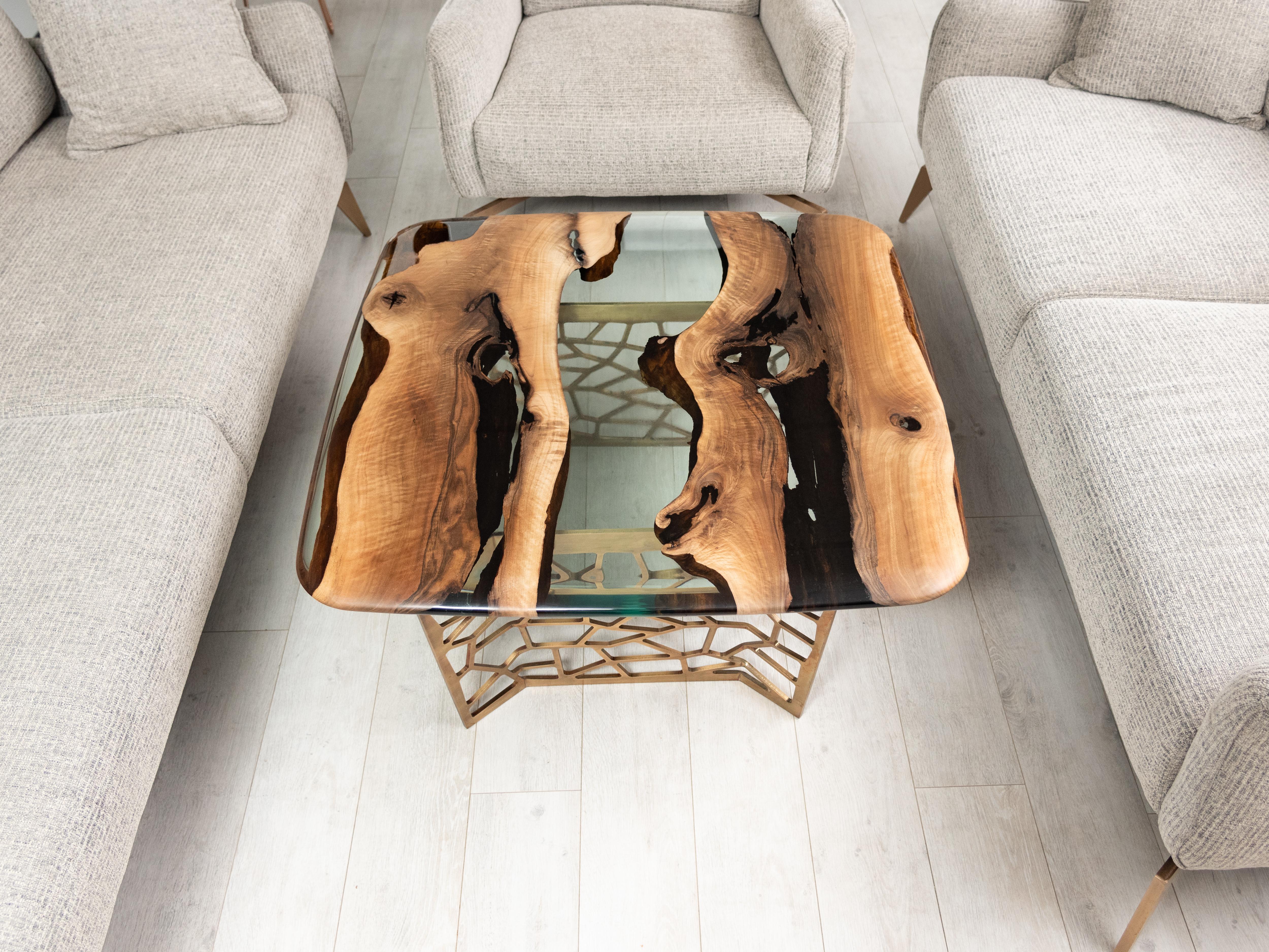 Efil Couchtisch: Großer Aluminium-Walnuss-Harz-Couchtisch im Angebot 1