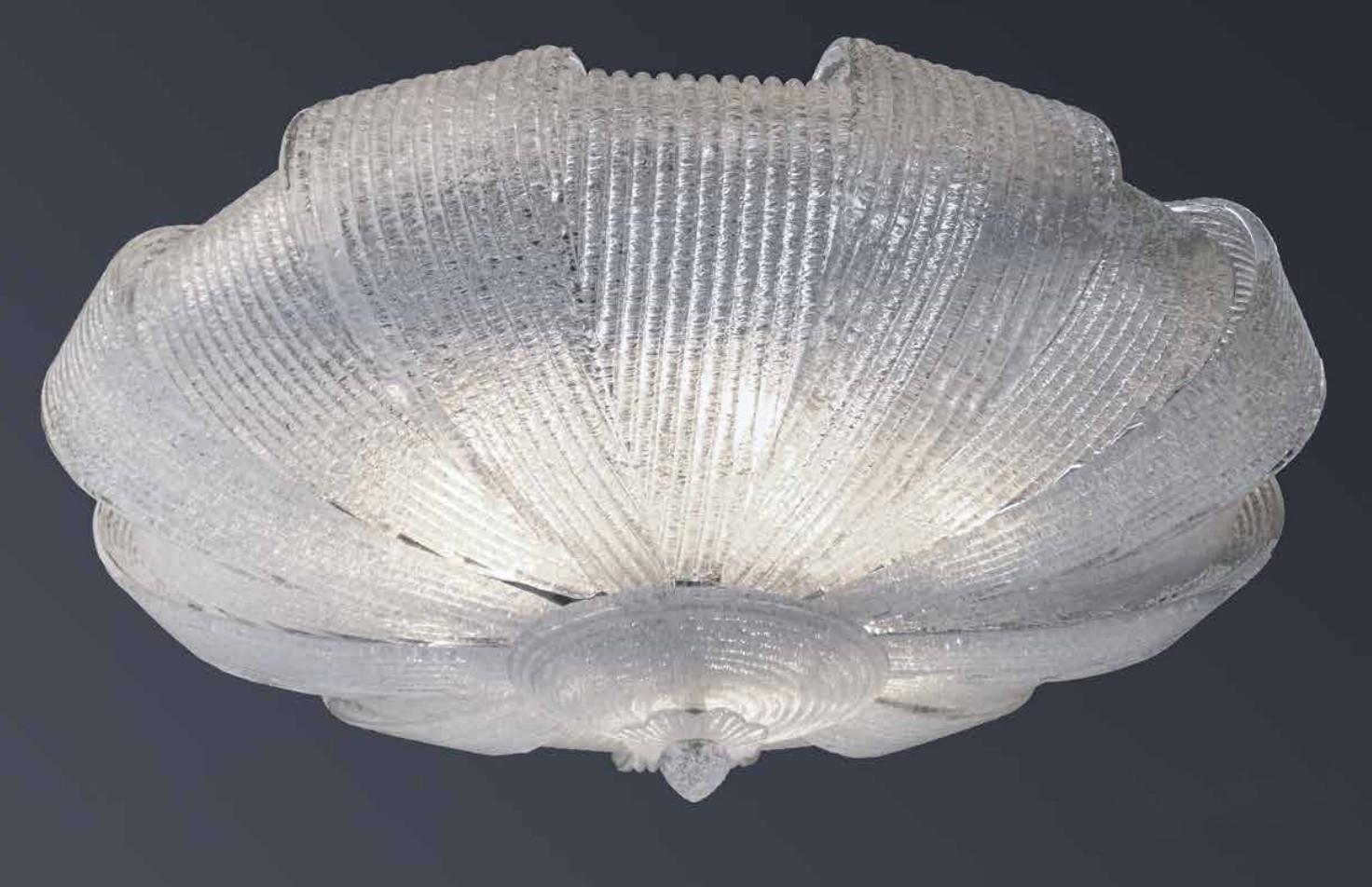 Grande incasso italiano composto da paralumi curvi in vetro di Murano soffiato a mano con la tecnica della graniglia per ottenere un effetto granulare, montato su una struttura in metallo con finitura cromata / Hand Made in Italy
6 luci / tipo E26 o