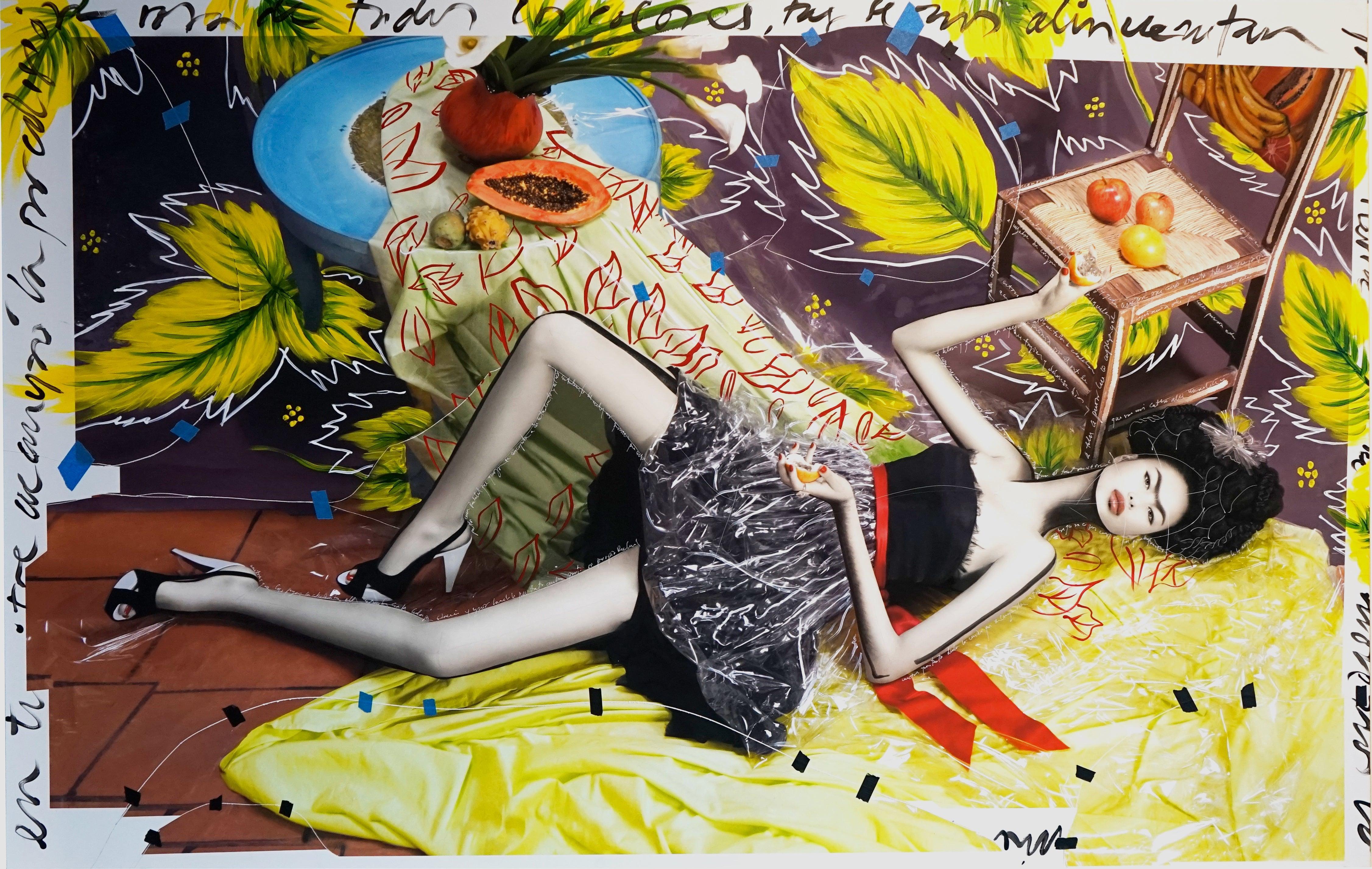Frida colorée. Photographie encadrée par l'artiste - Beige Figurative Photograph par Efren Isaza