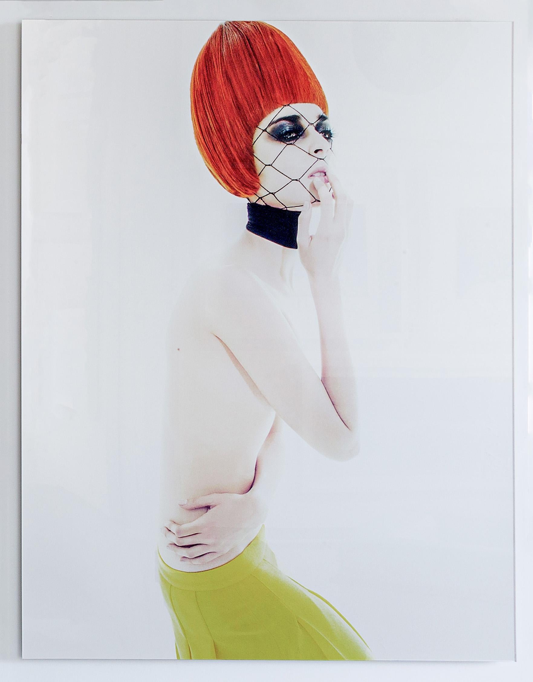 Indira pelirroja por Efren Isaza
Impresión con pigmentos de archivo 
Medidas: 58,5 pulg. H x 46 pulg. W
Montado sobre aluminio/plexiglás

Isaza, uno de los fotógrafos de moda más influyentes de Colombia, estudió inicialmente diseño de moda. Unió su