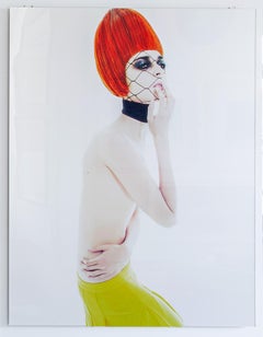 Indira avec des cheveux rouges Photographie couleur montée sur aluminium et plexiglas