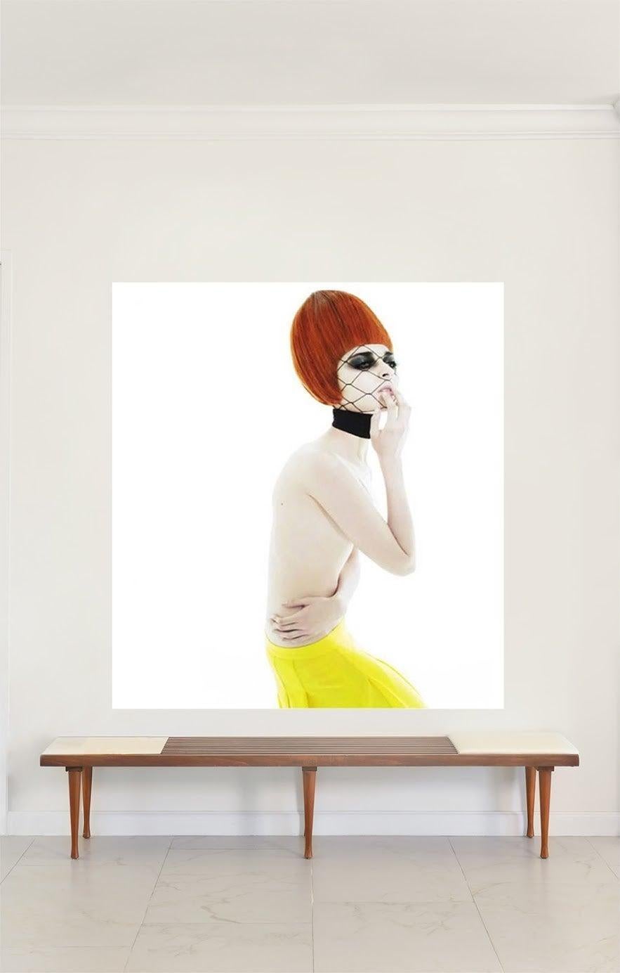 Indira mit rotem Haar. Farbfotografie auf Aluminium und Plexiglas montiert – Painting von Efren Isaza