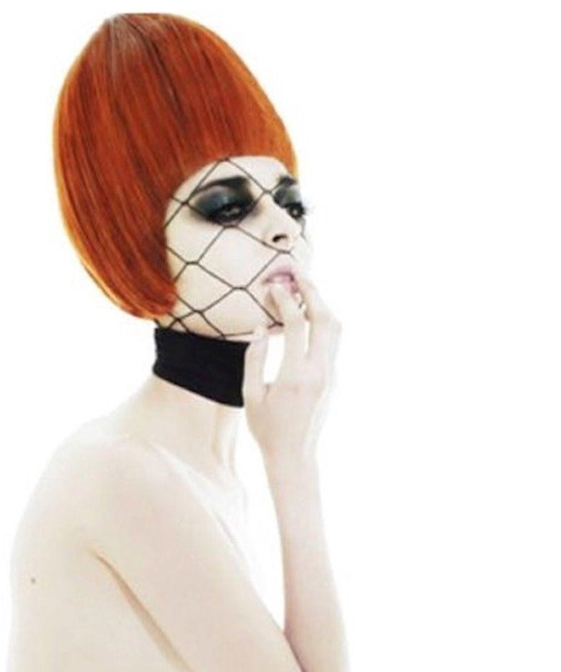 Indira mit rotem Haar. Farbfotografie auf Aluminium und Plexiglas montiert (Sonstige Kunststile), Painting, von Efren Isaza